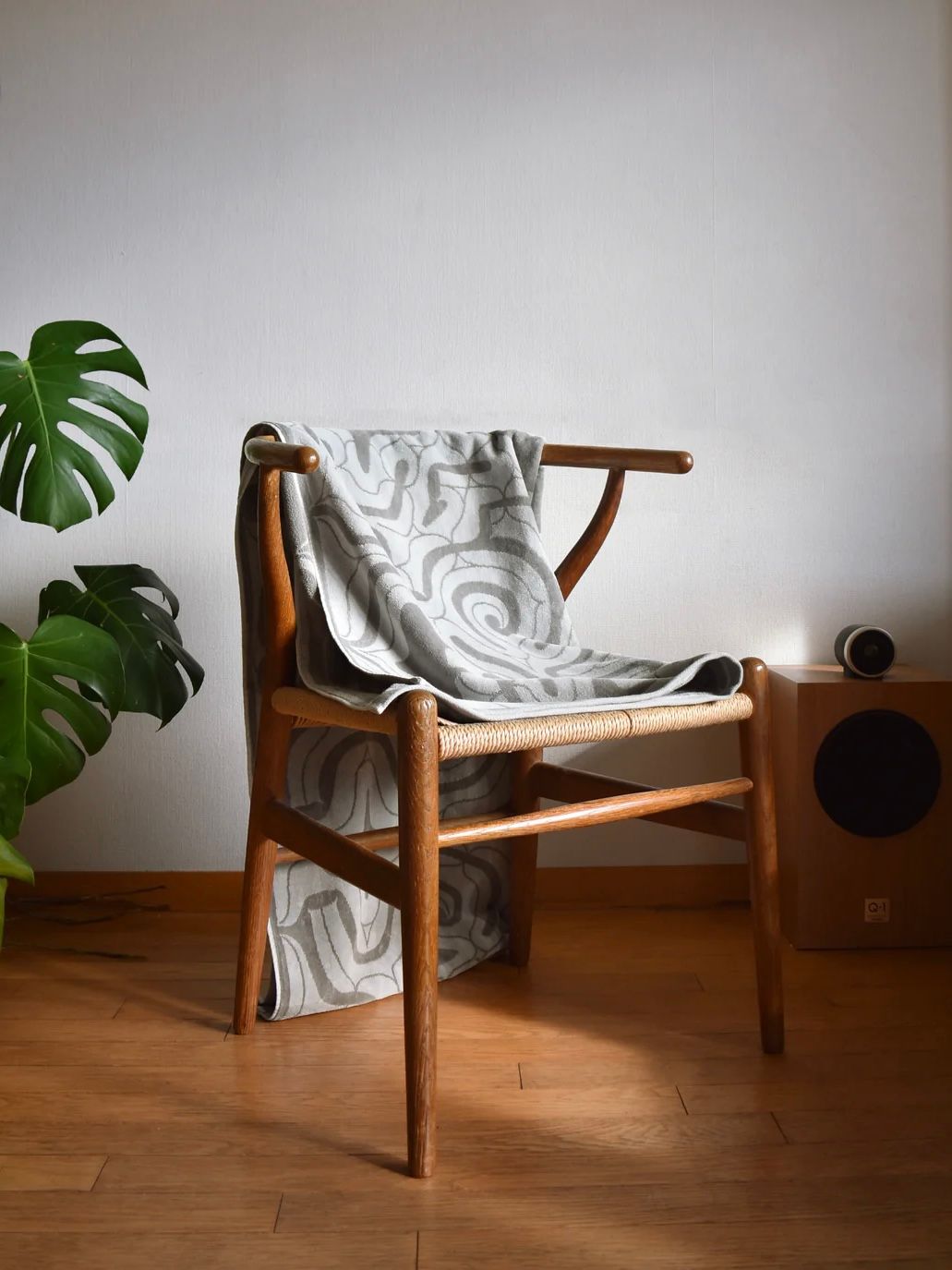 アイヌ文様の今治タオルブランケット (カパラミプ - ライトグレー×グレー)