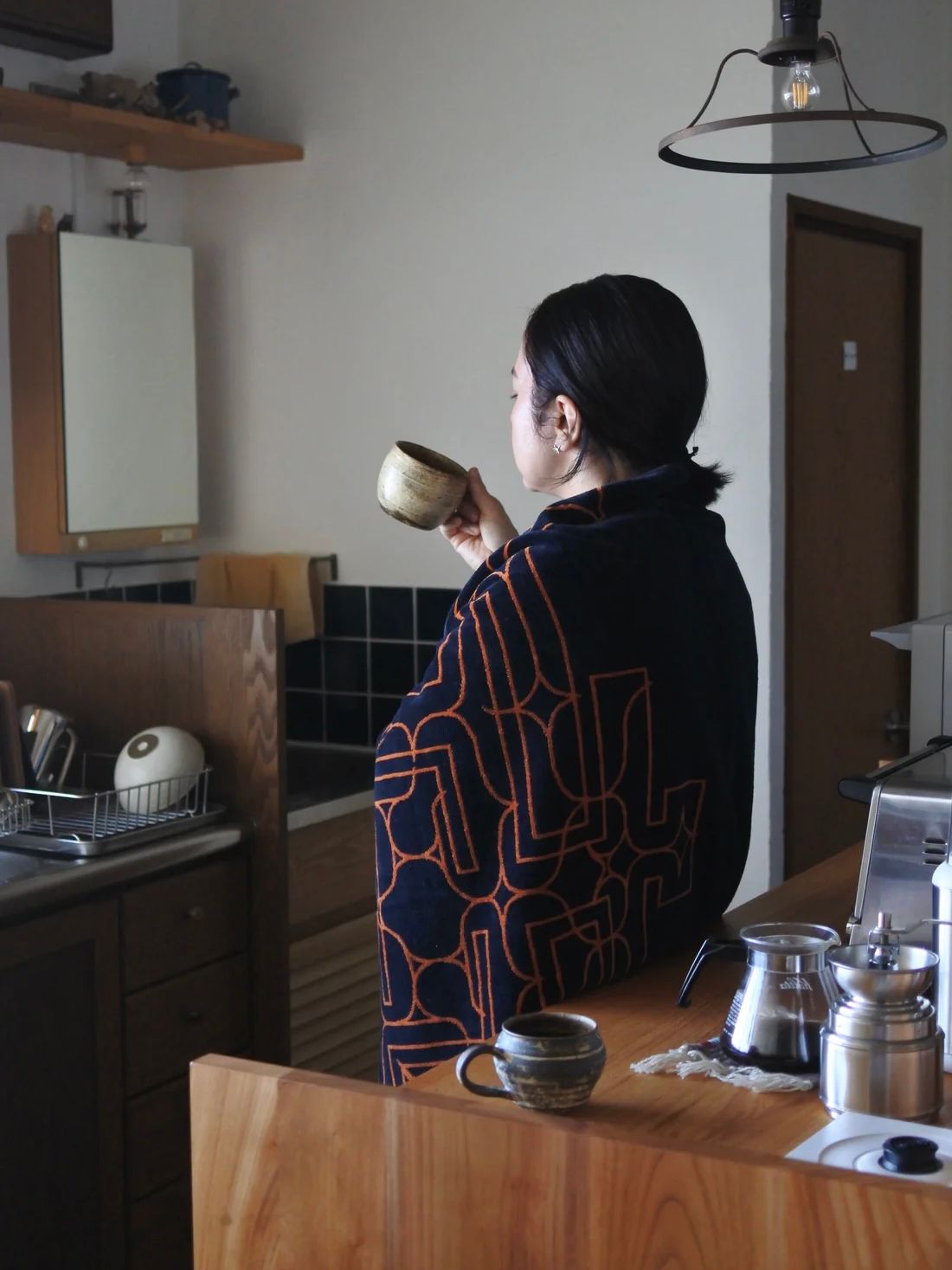 アイヌ文様の今治タオルブランケット (チカラカラペ - ネイビー×オレンジ)