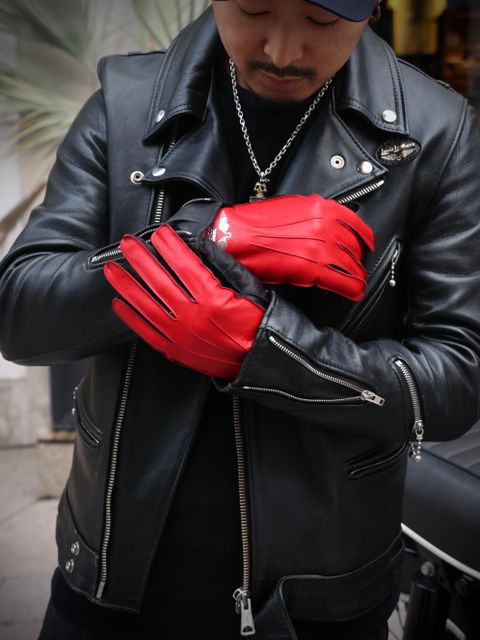 シンプルなライダーススタイルにグローブでアクセントを