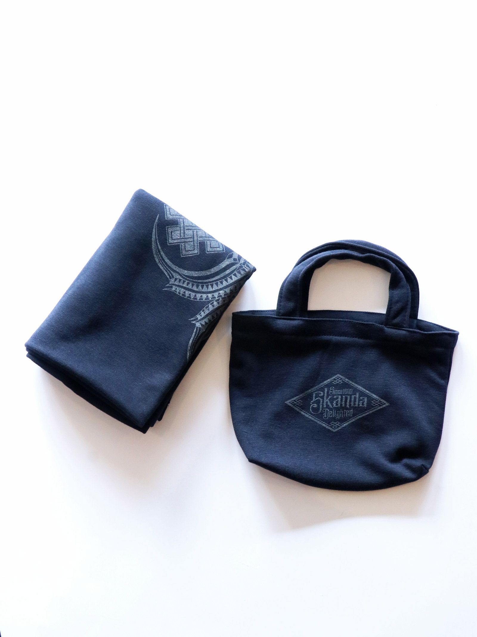 "SOLUA" SMOOTH BLANKET- (SMALL) (BLACK,NAVY,RED)