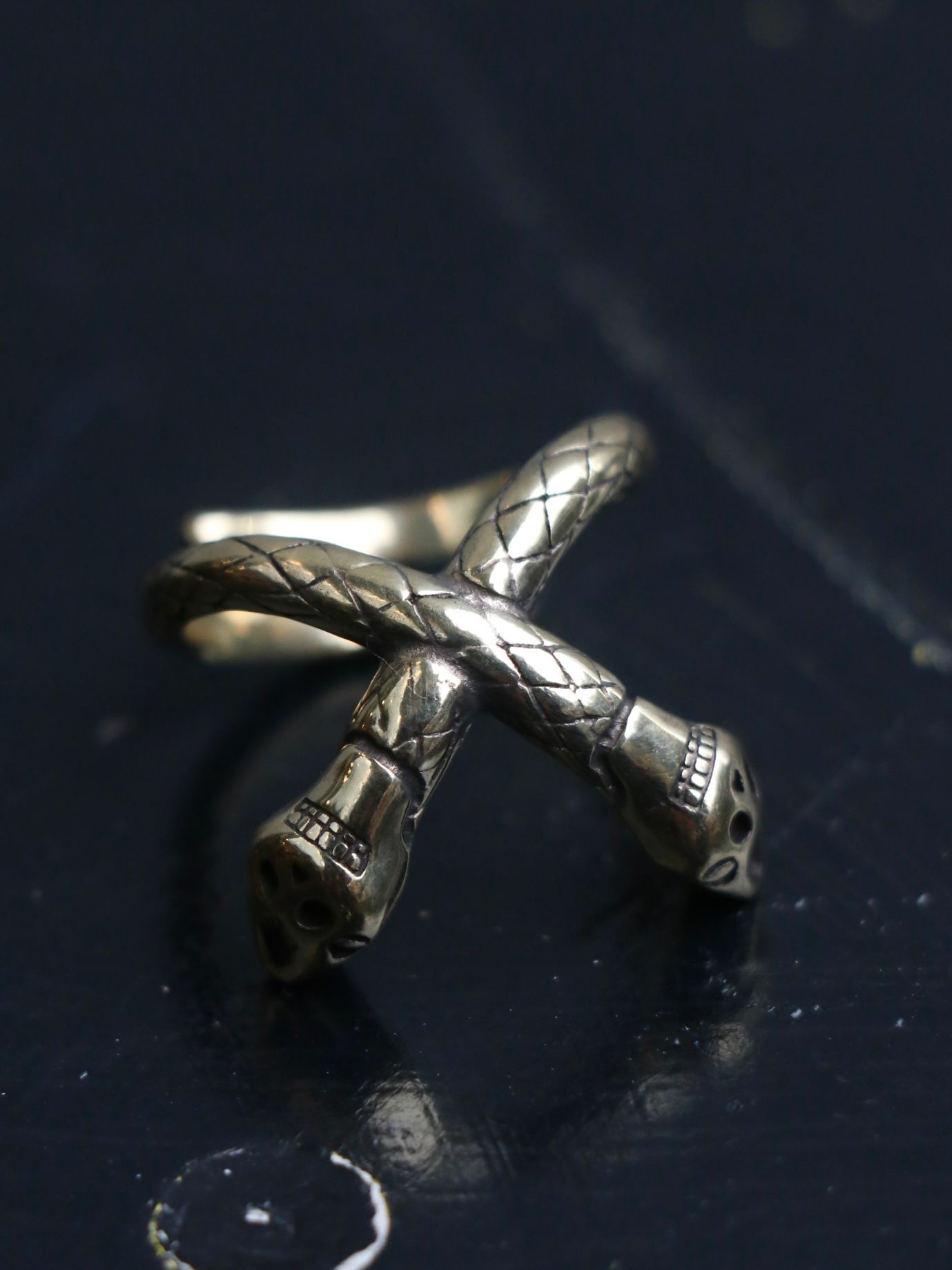 "SKANDA×galcia" CROSS SNEAK RING (BRASS)