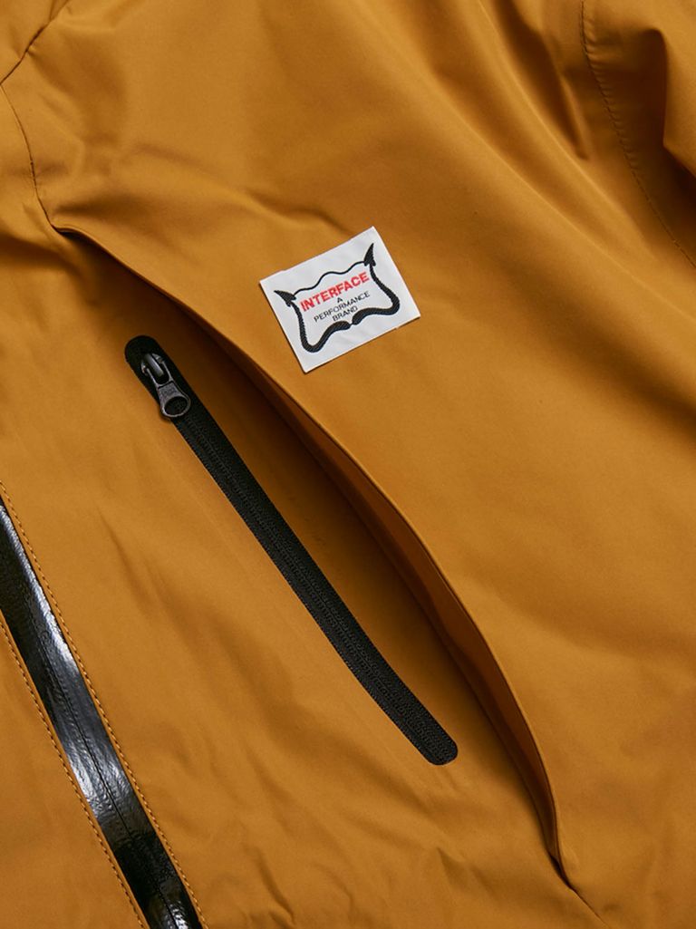 左胸のフロントポケットです。
フラップとジップの二重構造です。