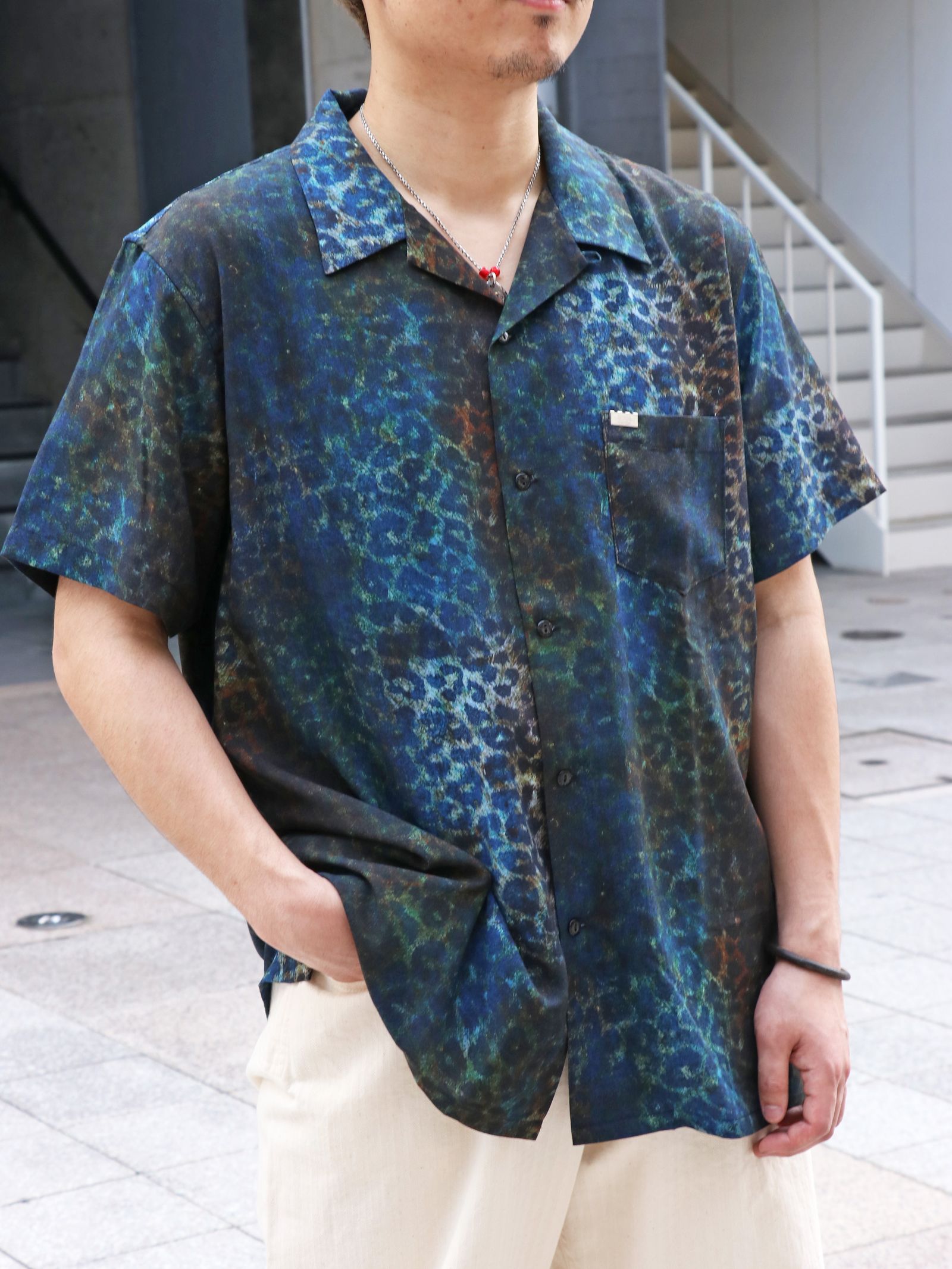 "今に着たい" レオパードシャツ×白パンでスタイリング