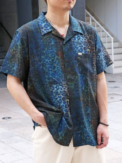 "今に着たい" レオパードシャツ×白パンでスタイリング