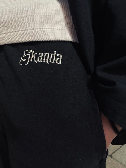 シンプルなアイテムもシルエットで遊ぶ