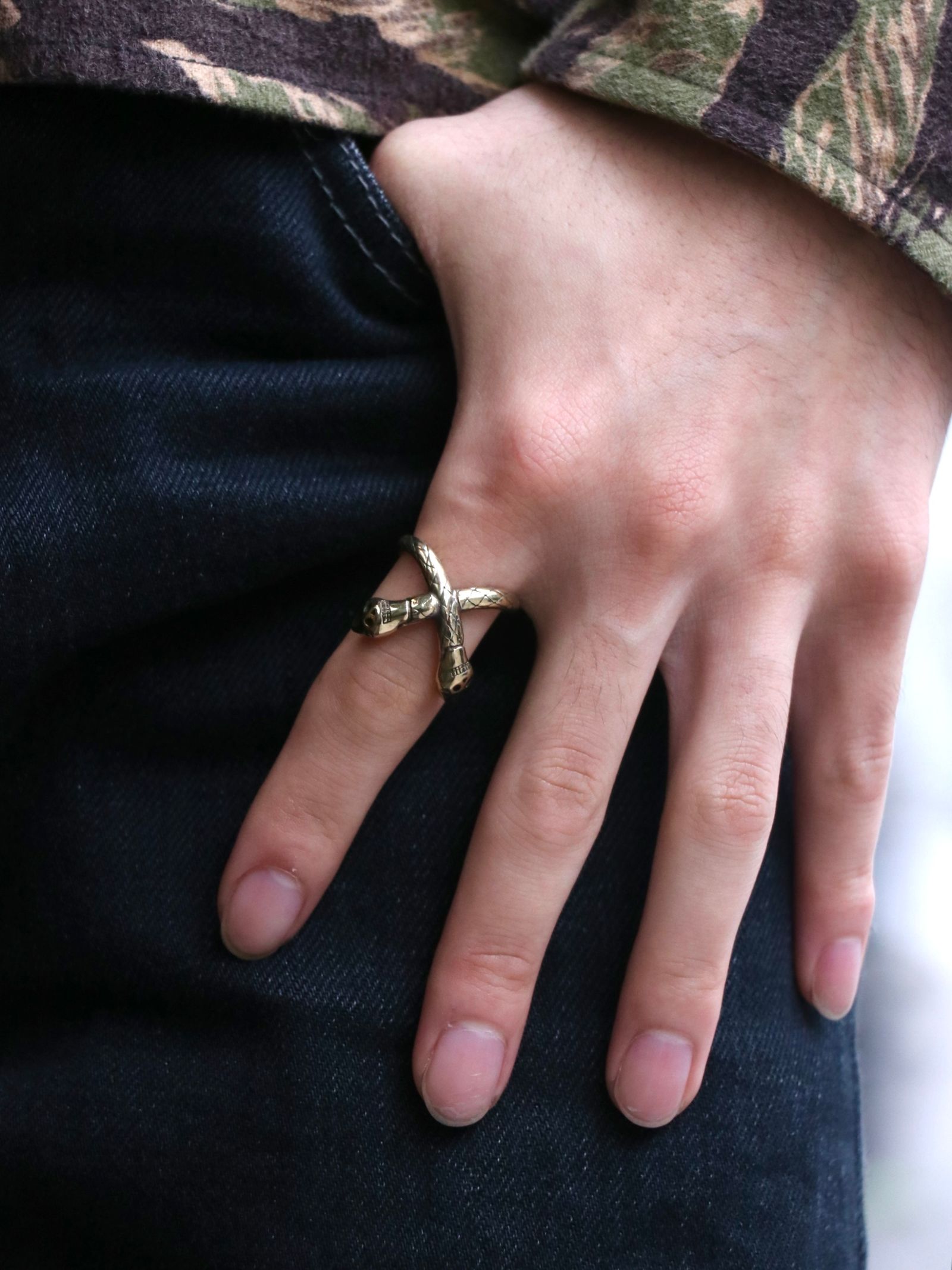 "SKANDA×galcia" CROSS SNEAK RING (BRASS)