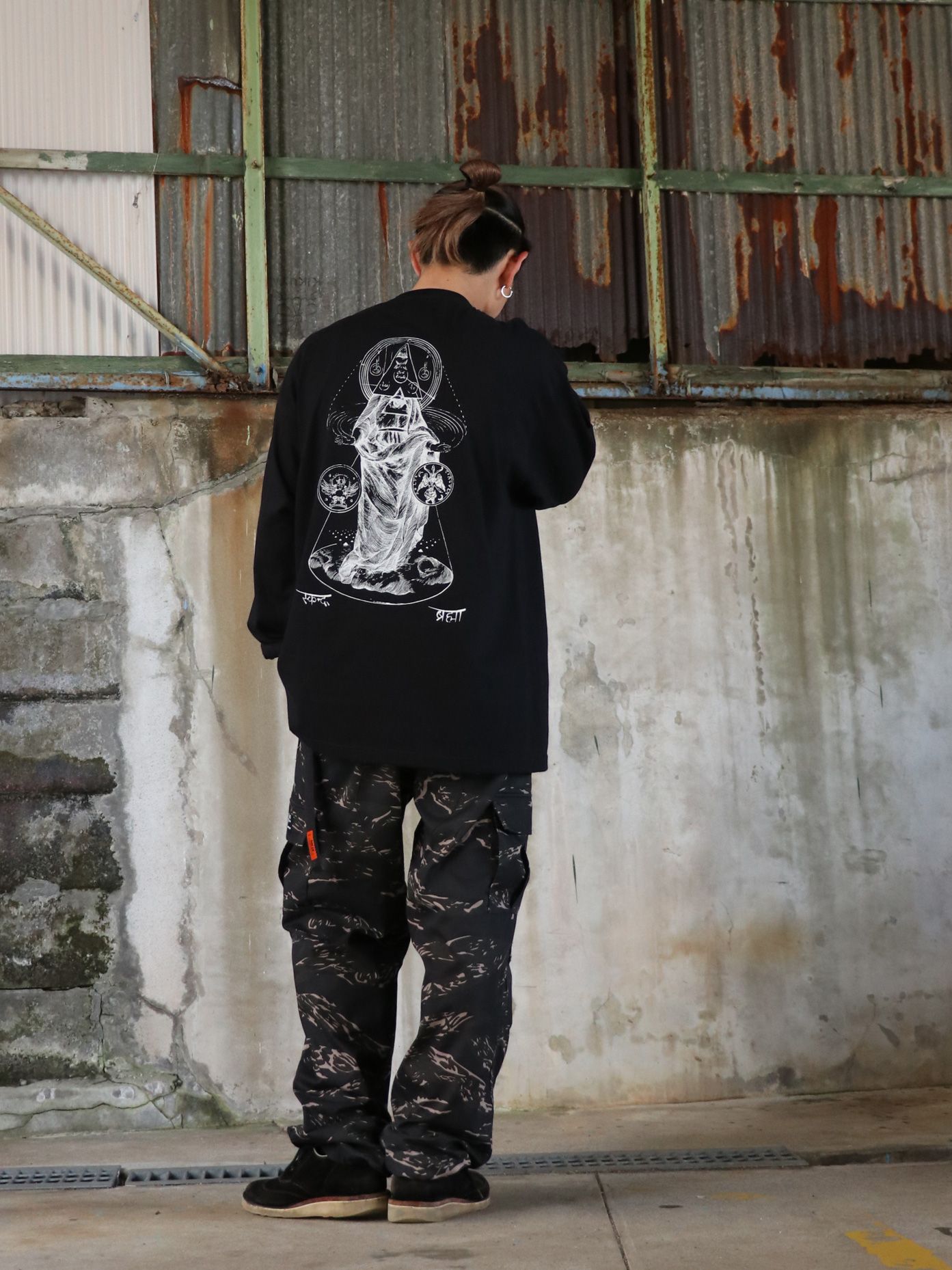 "DARK MATTER" L/S TEE / "DARK MATTER" ロングスリーブTシャツ (ブラック）