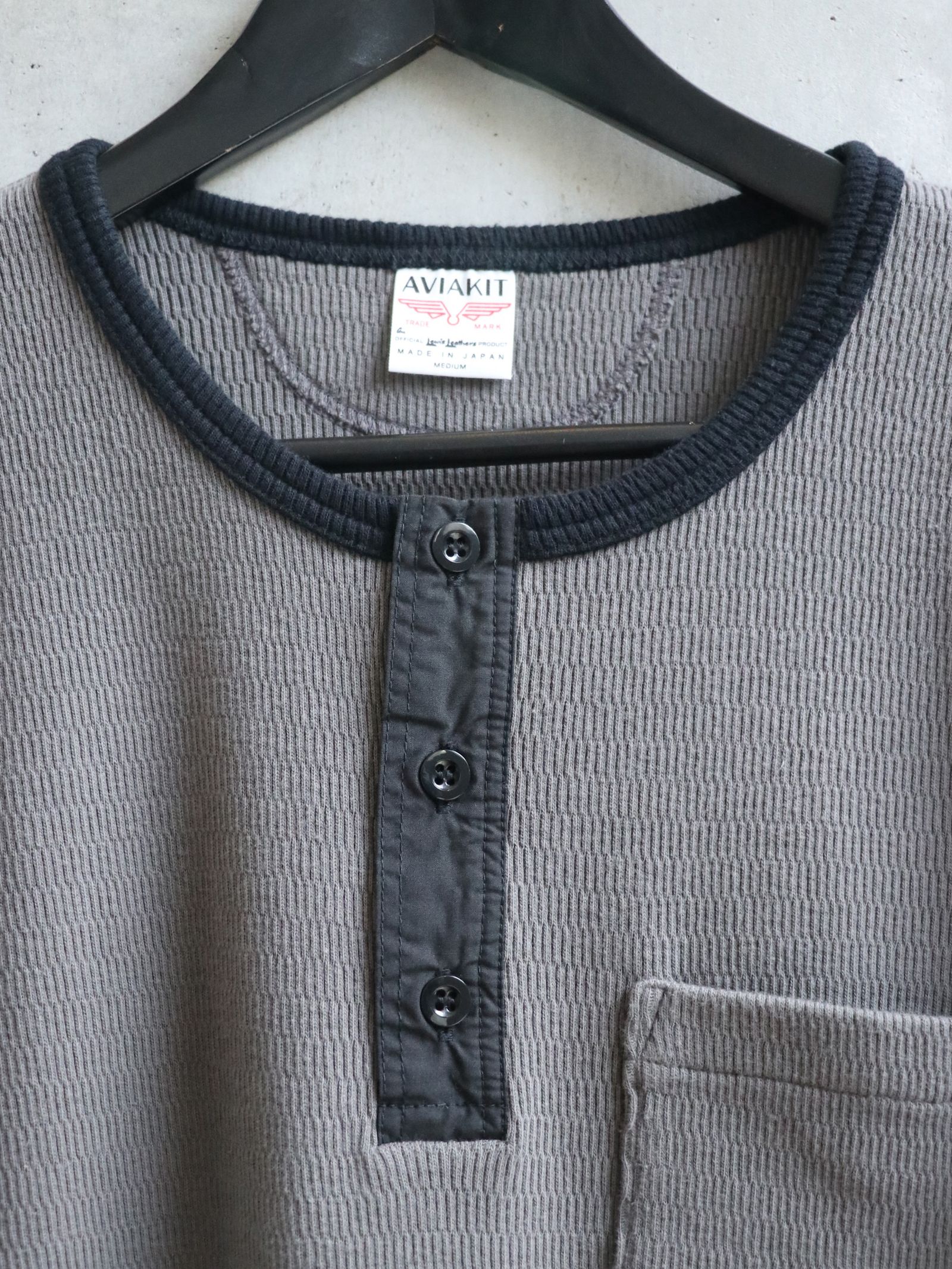 "AVIAKIT WAFFEL" T-SHIRTS HENLEY NECK (GRAY×BLACK)