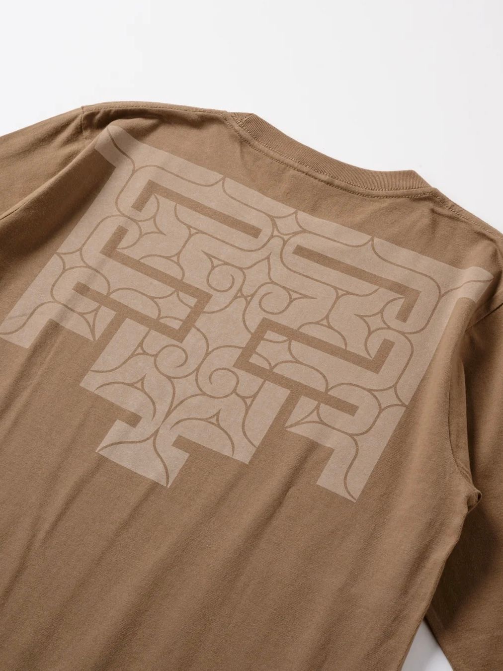 バックプリント長袖コットンTシャツ -cikarkarpe- (DARK CAMEL)