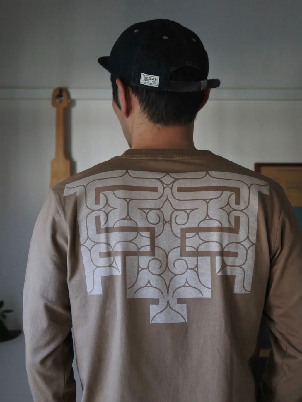 バックプリント長袖コットンTシャツ -cikarkarpe- (DARK CAMEL)