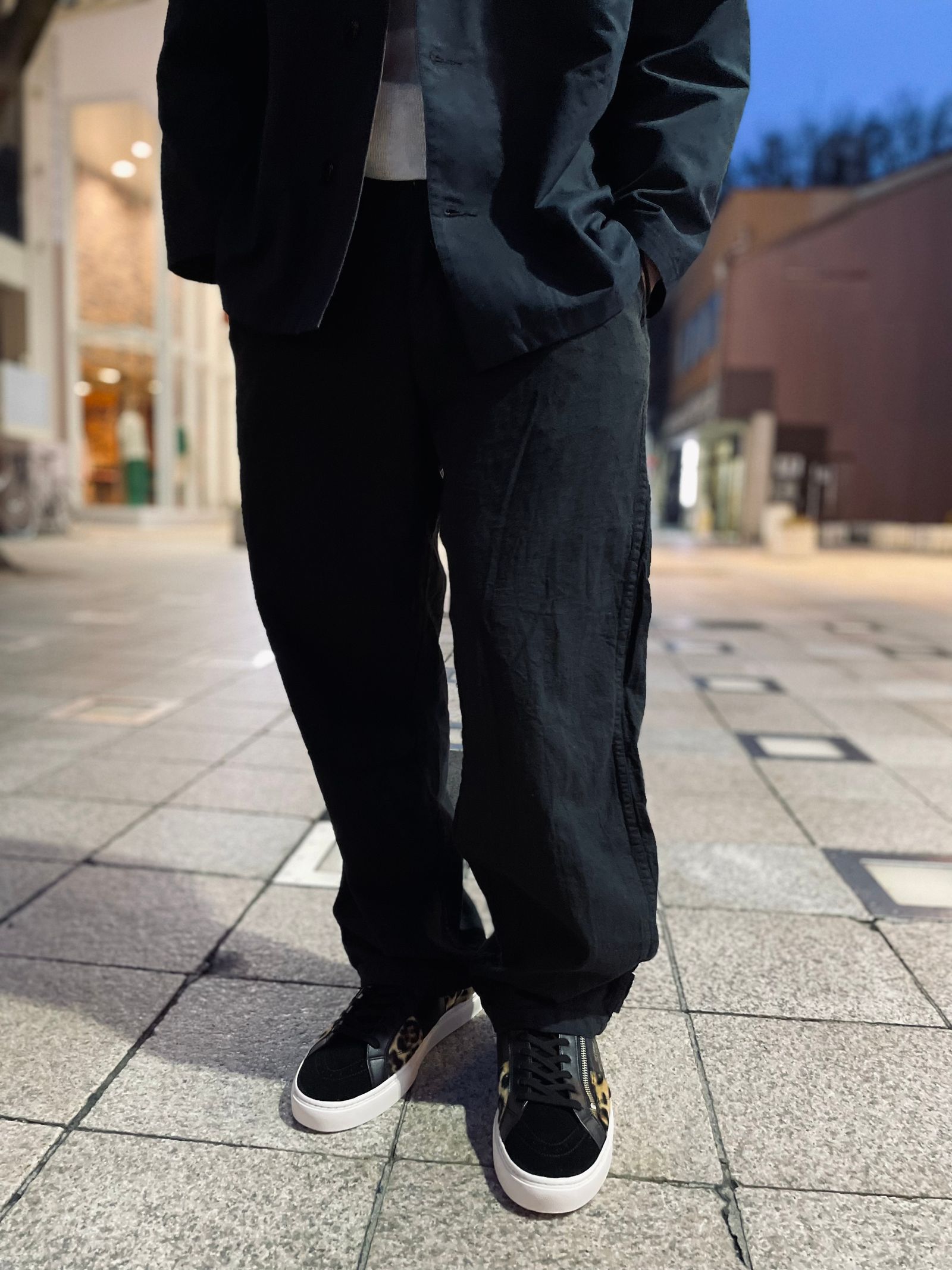シンプルなアイテムもシルエットで遊ぶ