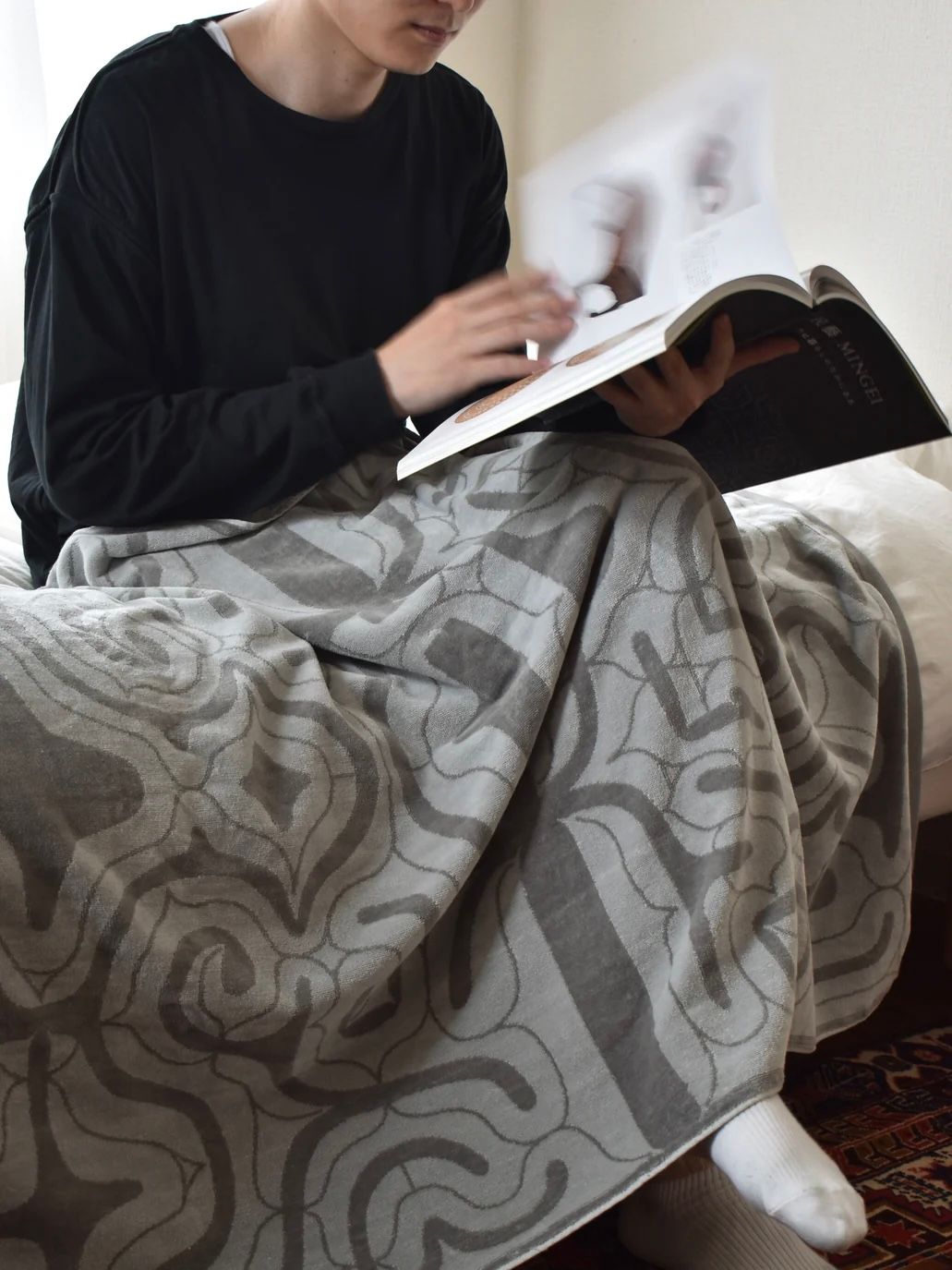 アイヌ文様の今治タオルブランケット (カパラミプ - ライトグレー×グレー)