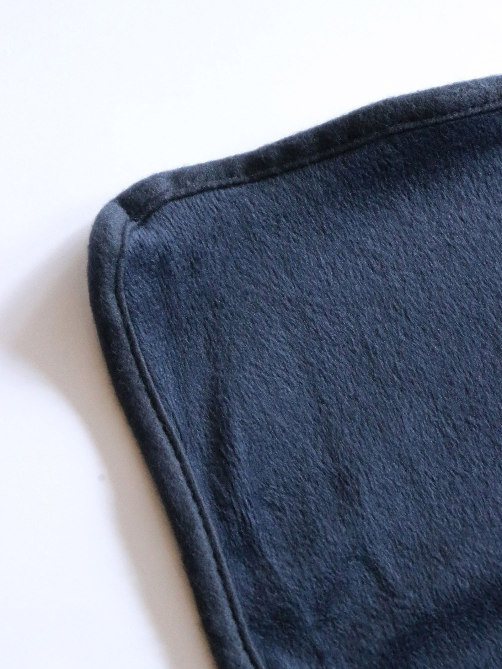 "SOLUA" SMOOTH BLANKET- (SMALL) (BLACK,NAVY,RED)