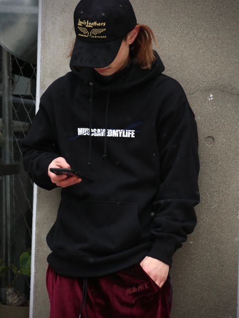 ラフなアイテムこそセットアップでバッチリ決める