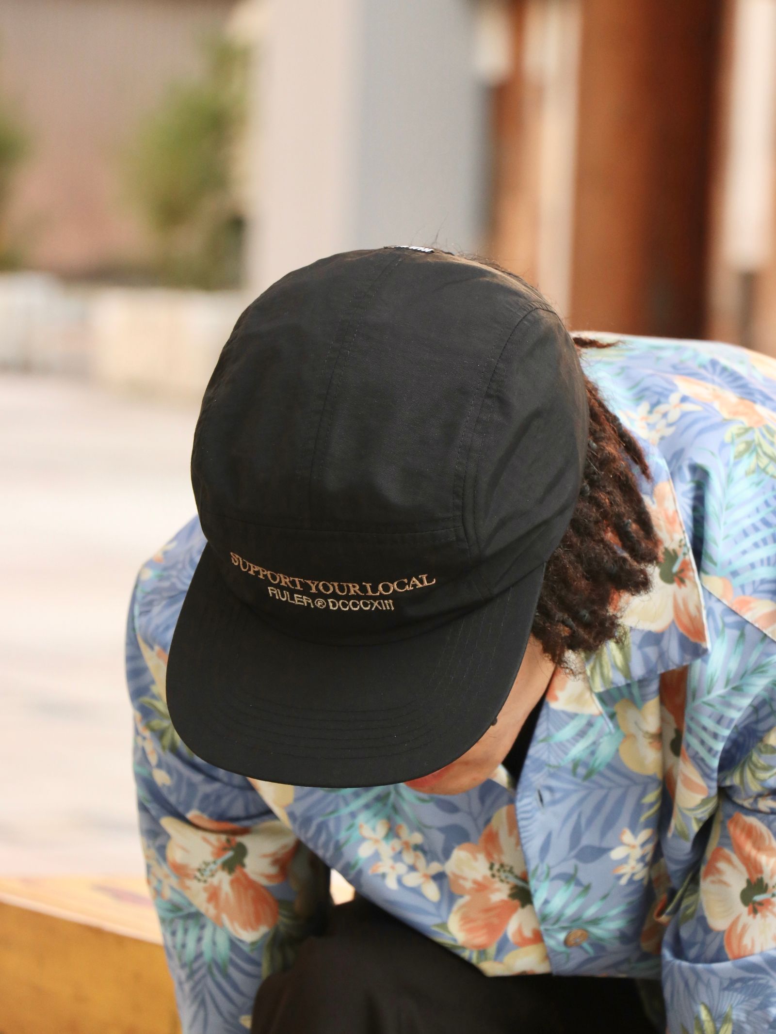 夏を纏う、柄シャツ一枚で涼しげなスタイル