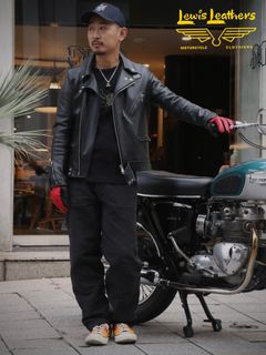 シンプルなライダーススタイルにグローブでアクセントを