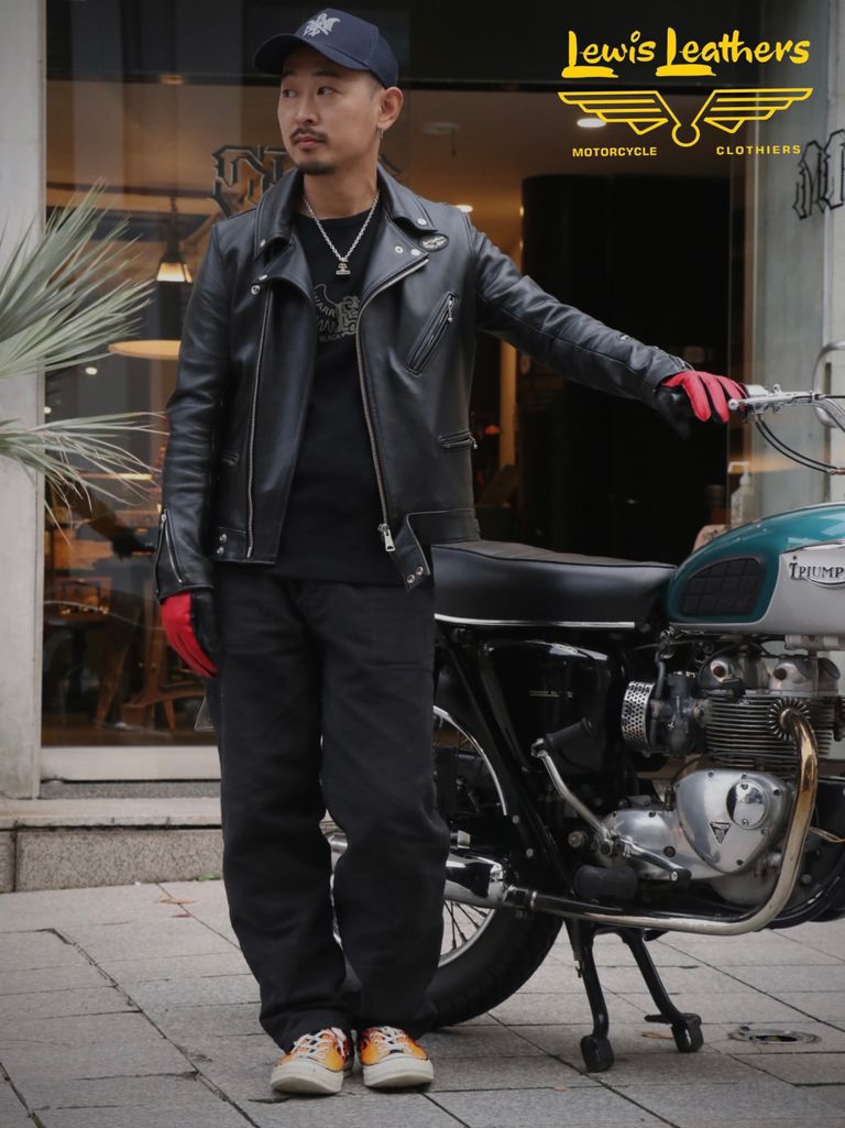 シンプルなライダーススタイルにグローブでアクセントを