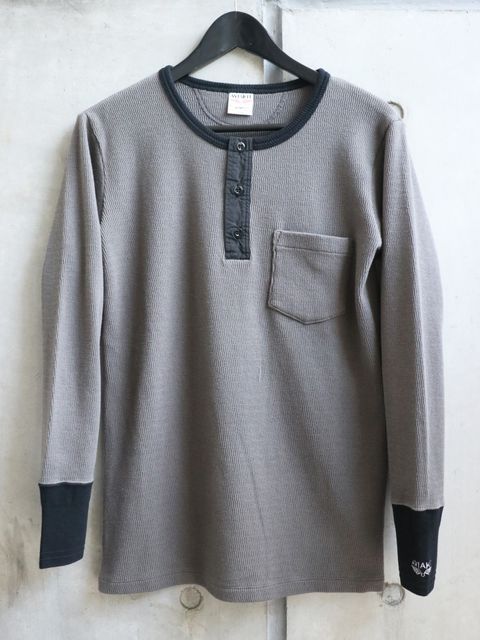 "AVIAKIT WAFFEL" T-SHIRTS HENLEY NECK (GRAY×BLACK)