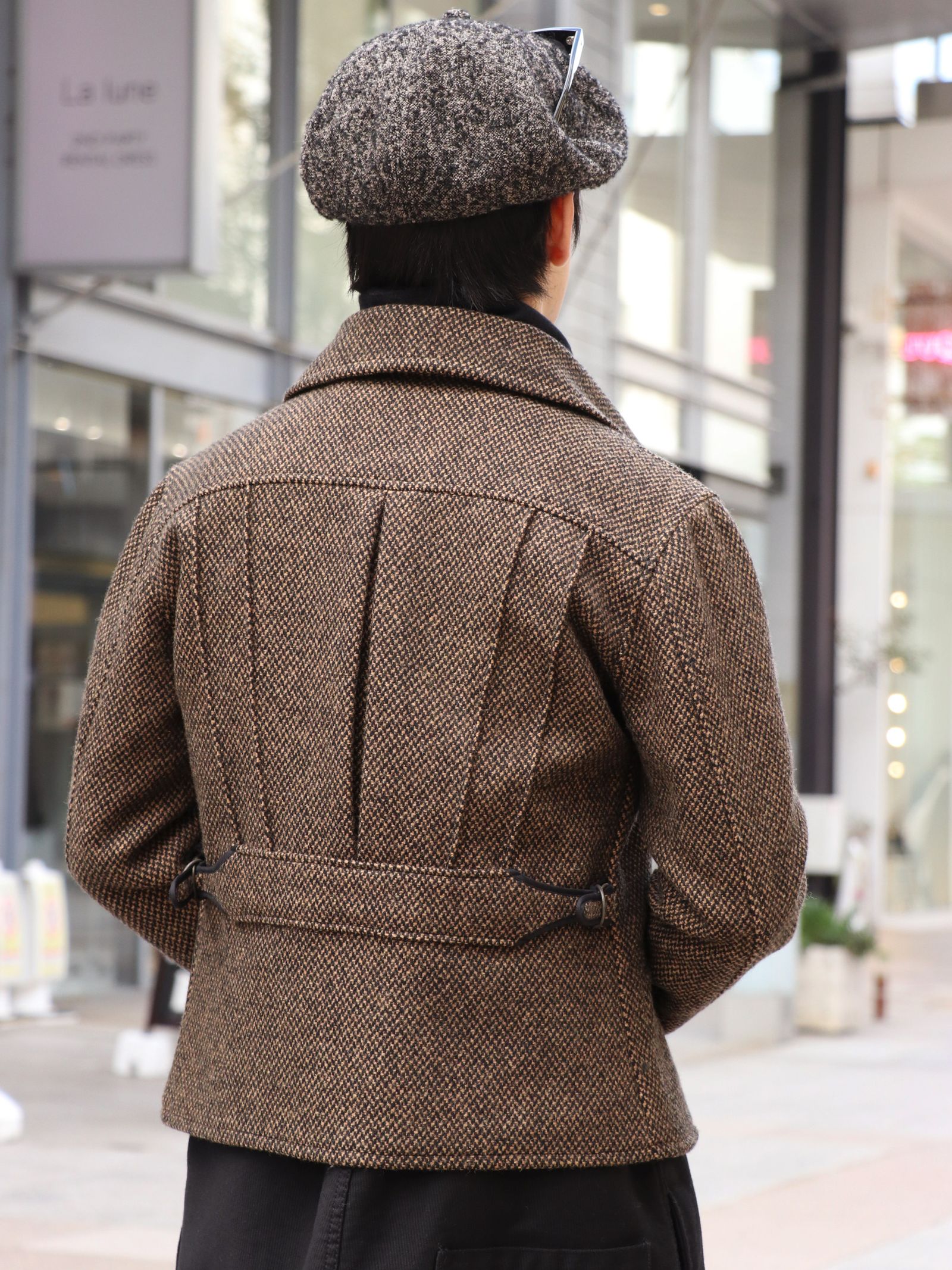 ウールジャケット×オーバーオール” 季節感を取り入れたワークスタイル