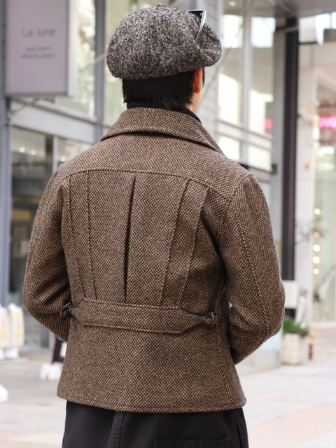 ”ウールジャケット×オーバーオール” 季節感を取り入れたワークスタイル