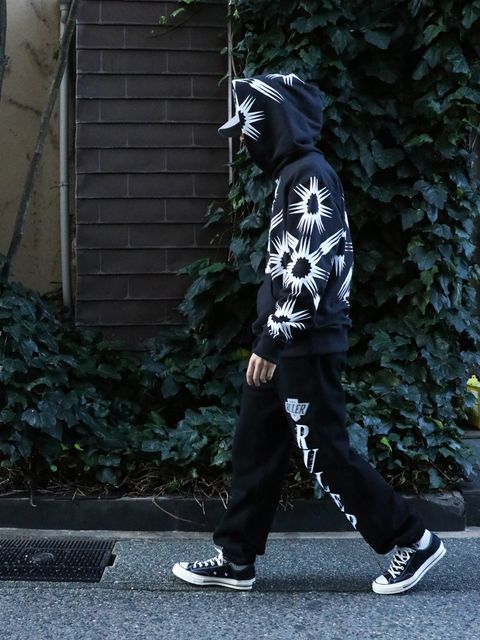 ”YOUNG LUZ” 怪しさを引き立たせるモノクロ ROUGH STYLE