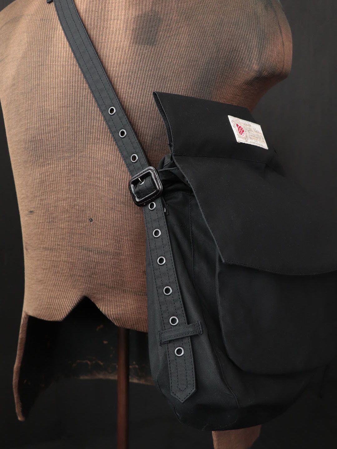 BLACK SIGN - BRITISH OILED COTTON HUNTING BAG (OILED BLACK) | SKANDA