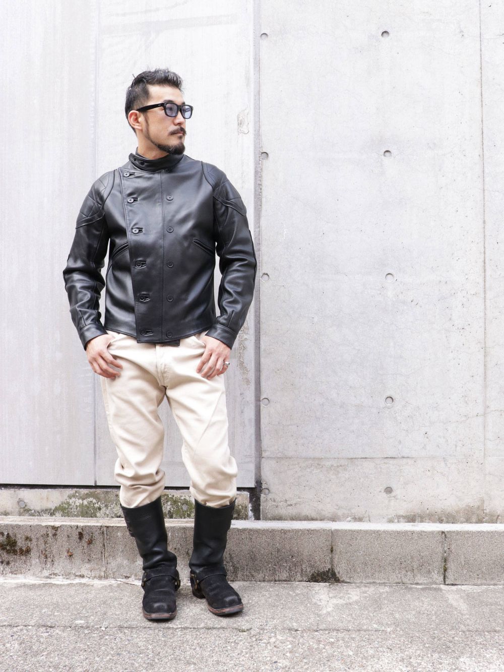 ライダース+ブーツ+白パンツ