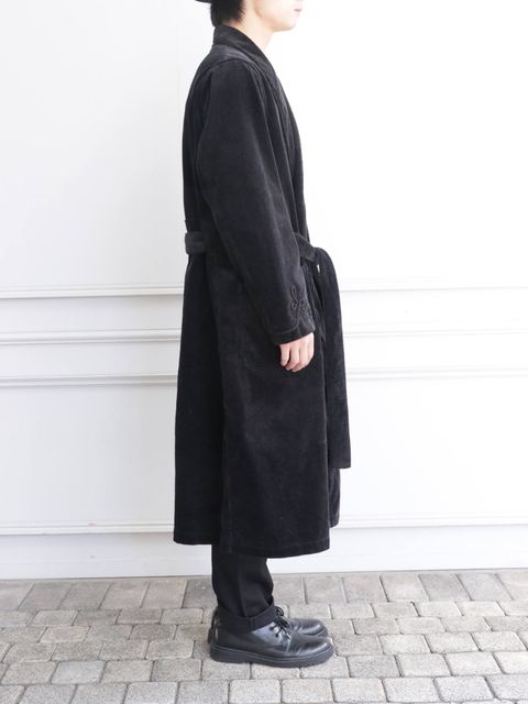 ハットとガウンによる品とラフさの組み合わせ