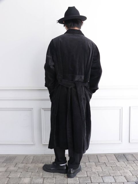 ハットとガウンによる品とラフさの組み合わせ