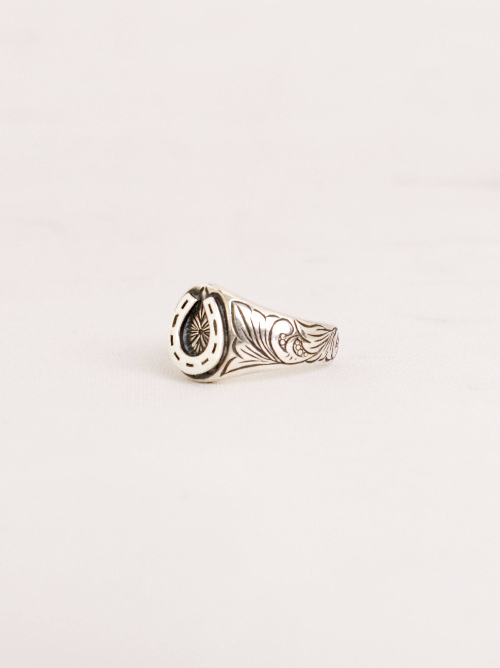HORSE SHOE OVAL ENGRAVING RING (SILVER925)
