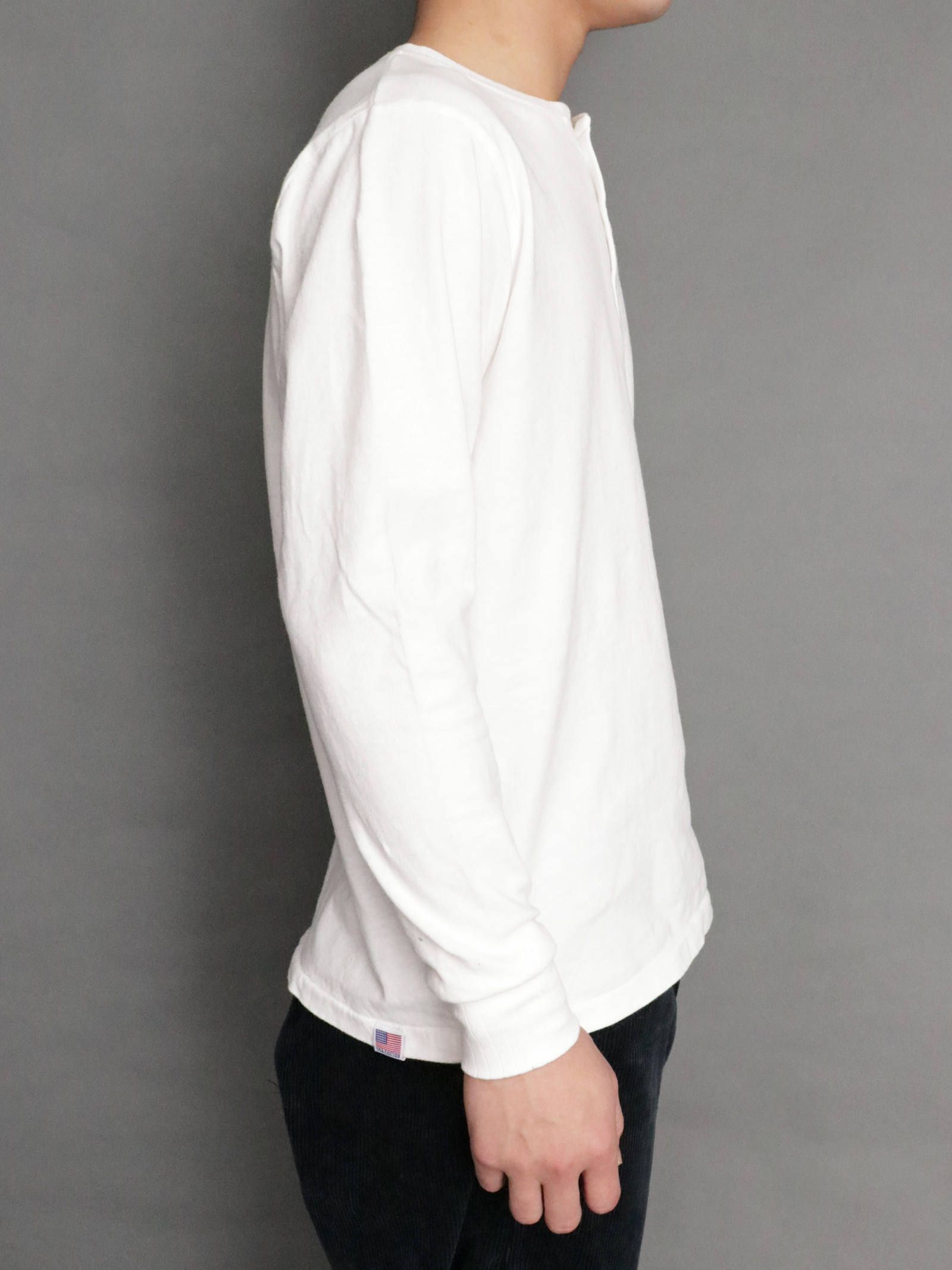 フラッグガールロングスリーブTシャツ (ホワイト) / FLAG GIRL L/S TEE (WHITE) モデル 身長170cm、体重56kg 着用 L
