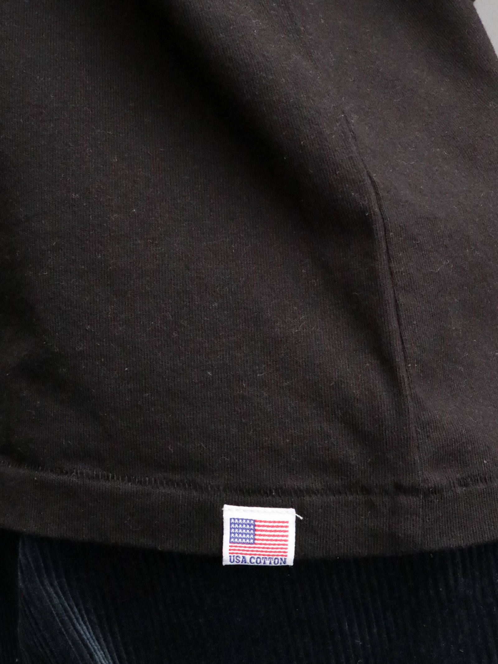フラッグガールロングスリーブTシャツ (ブラック) / FLAG GIRL L/S TEE (BLACK) モデル 身長170cm、体重56kg 着用 M