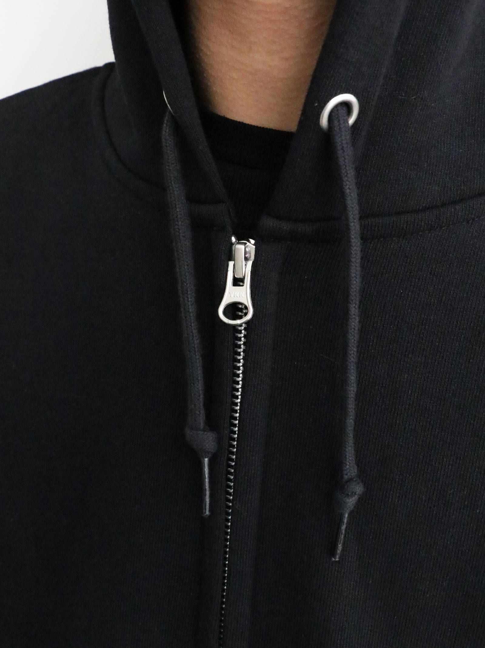 ジップアップパーカー (SKANDA)(ブラック) / ZIPUP PARKA (BLACK) モデル 身長170cm、体重56kg 着用 L