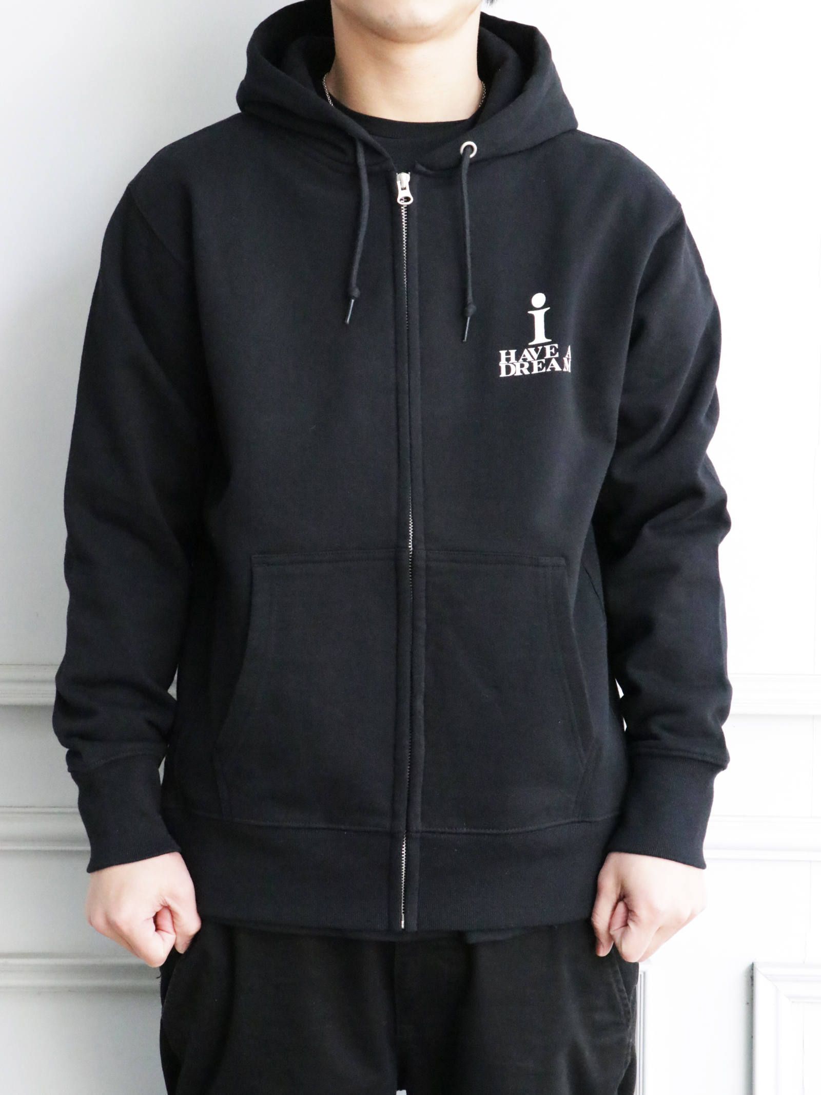 O.L.A.W - ジップアップパーカー (SKANDA)(ブラック) / ZIPUP PARKA (BLACK) モデル  身長170cm、体重56kg 着用 L | SKANDA