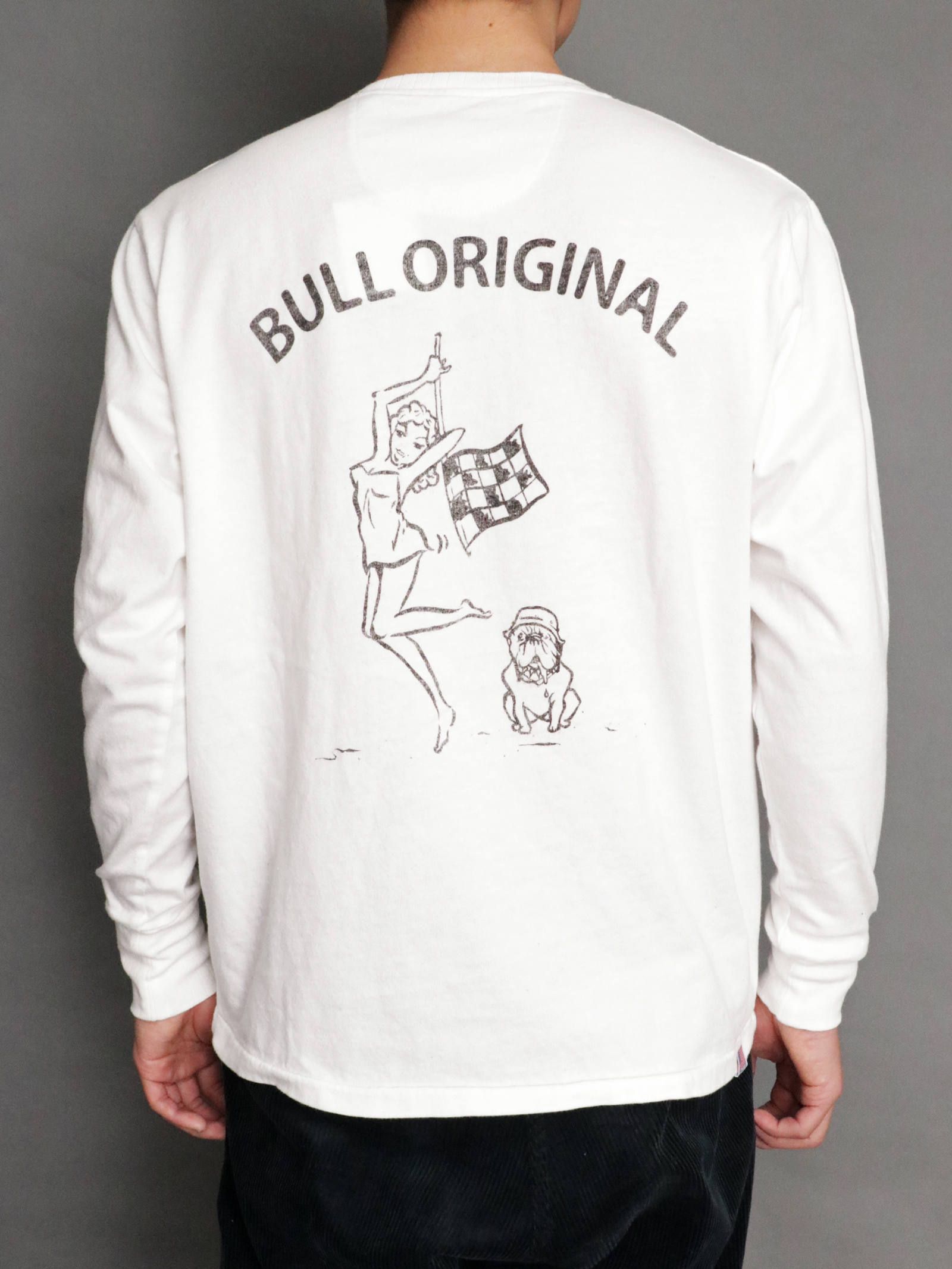 フラッグガールロングスリーブTシャツ (ホワイト) / FLAG GIRL L/S TEE (WHITE) モデル 身長170cm、体重56kg 着用 L