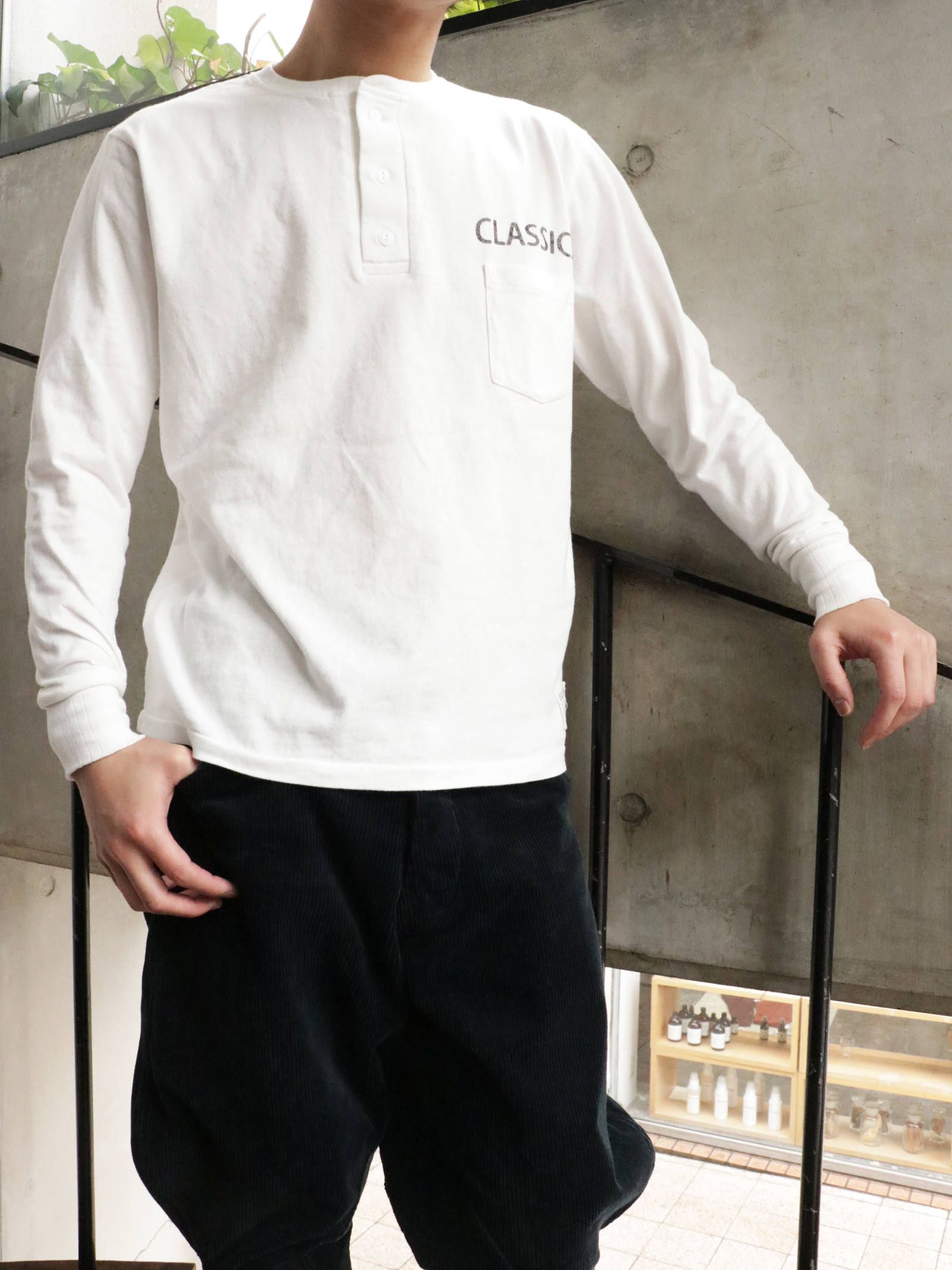 フラッグガールロングスリーブTシャツ (ホワイト) / FLAG GIRL L/S TEE (WHITE) モデル 身長170cm、体重56kg 着用 L