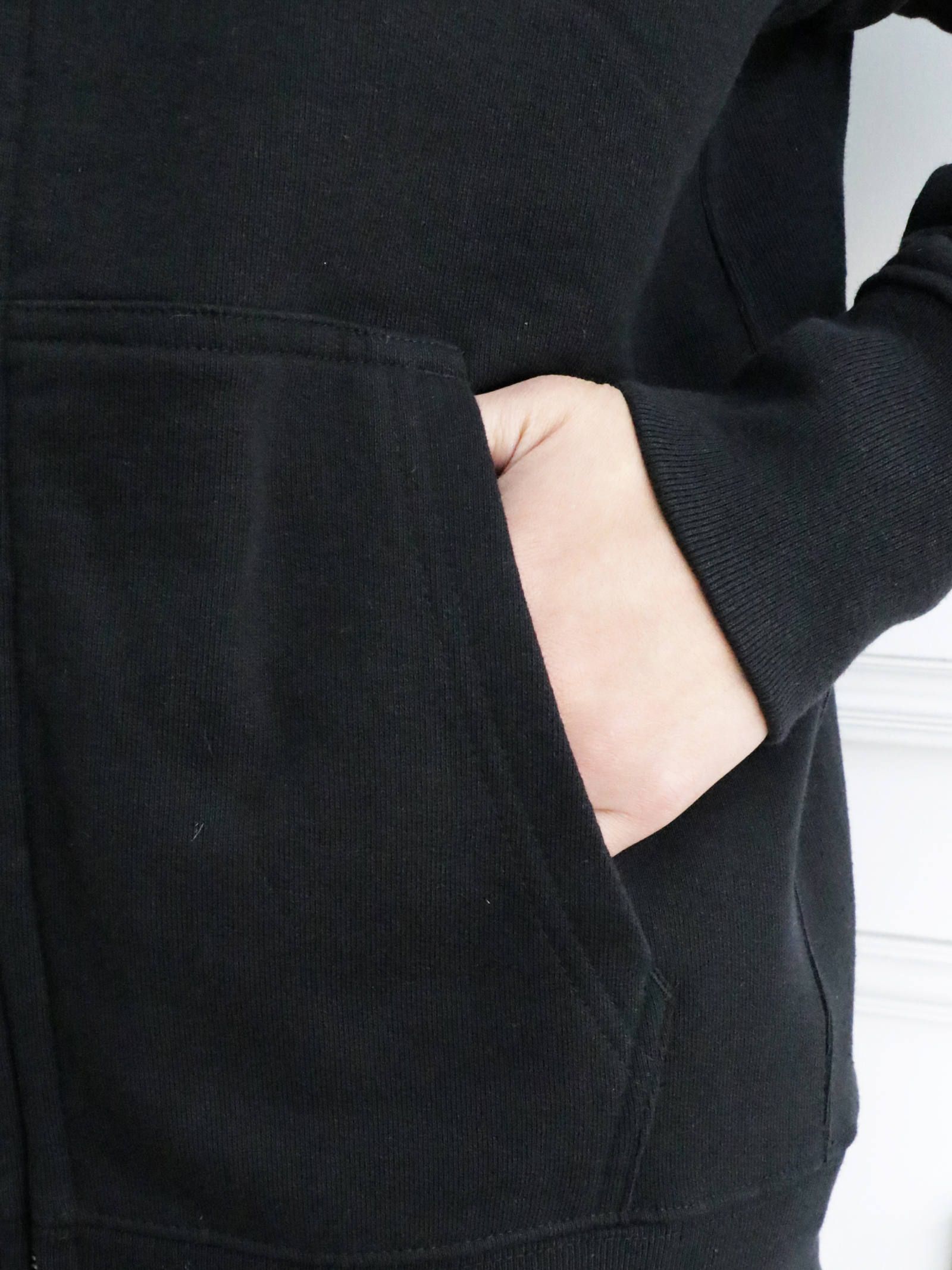 ジップアップパーカー (SKANDA)(ブラック) / ZIPUP PARKA (BLACK) モデル 身長170cm、体重56kg 着用 L
