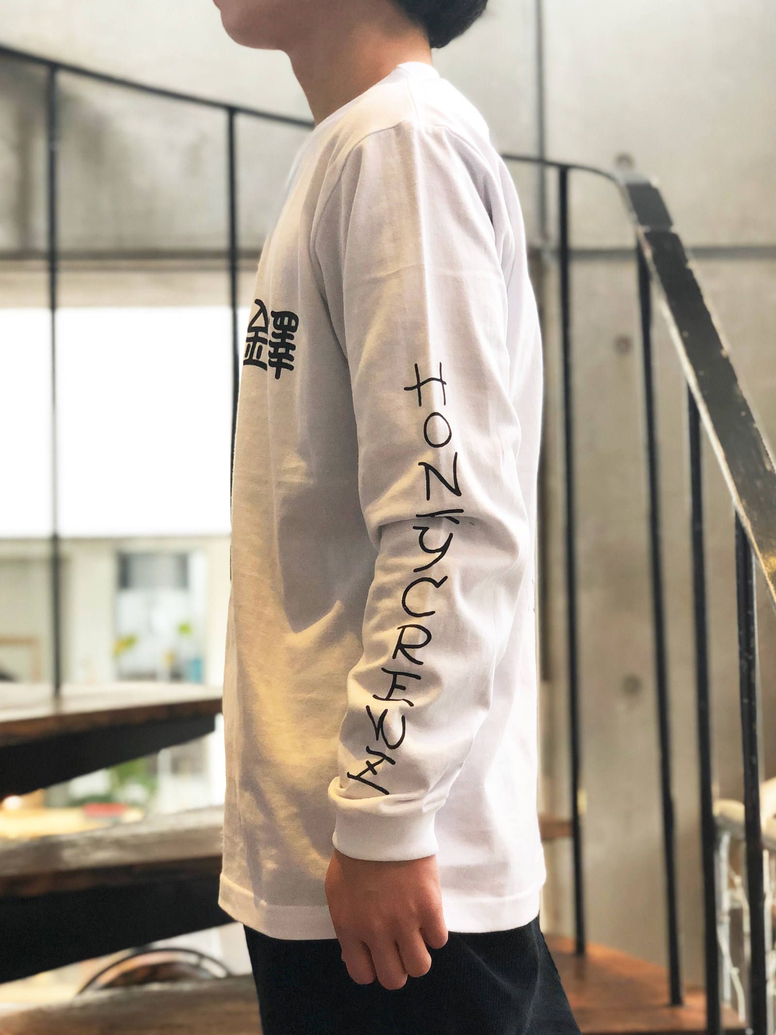SKANDA ×HONEYCREWZ ロングスリーブTシャツ (ホワイト) / SKANDA ×HONEYCREWZ  L/S TEE (WHITE) モデル 身長170cm、体重56kg 着用 M