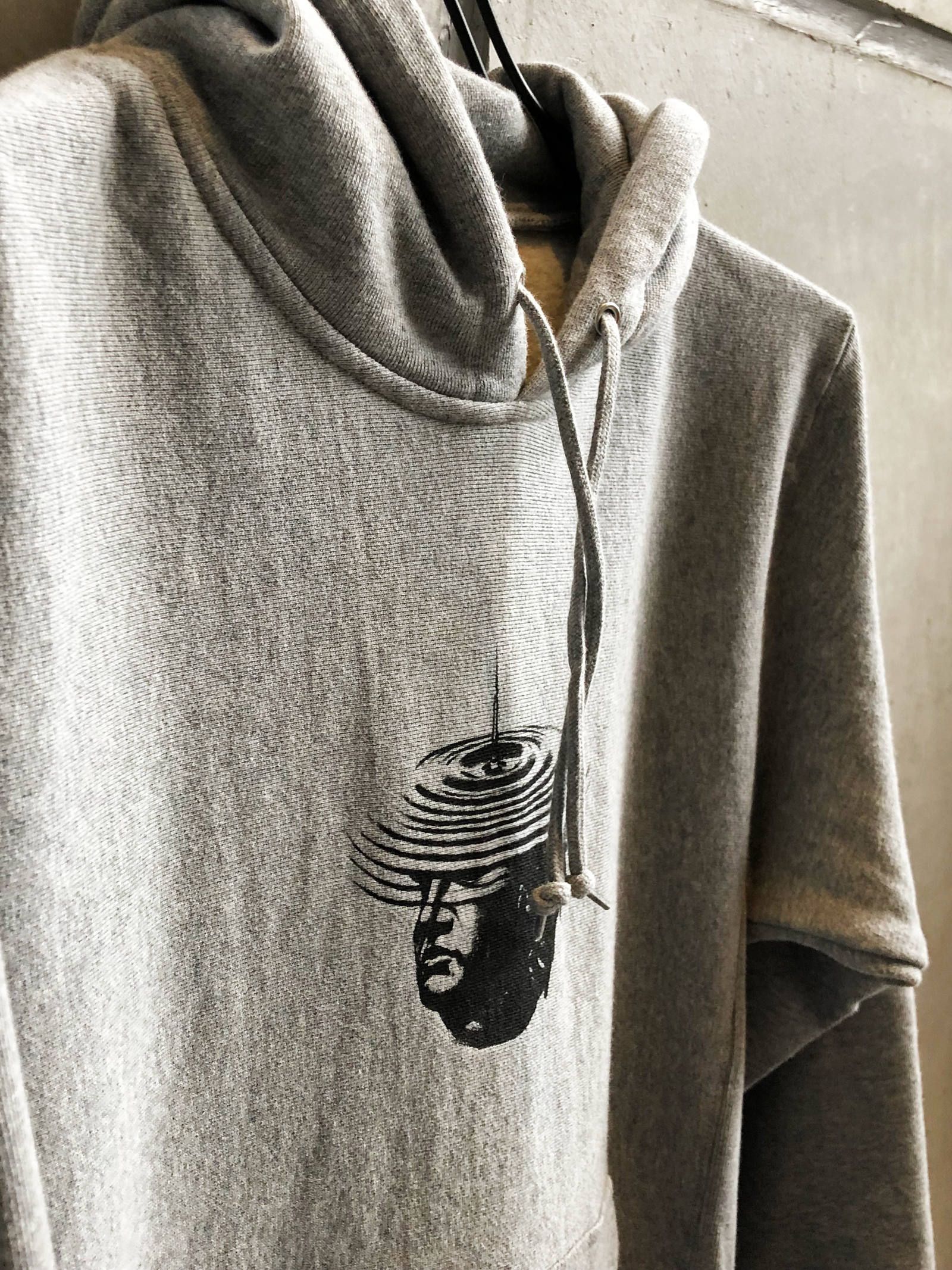 リップルプルオーバー (ブラック) / RIPPLE PULLOVER (BLACK) モデル 身長170cm、体重56kg 着用 M