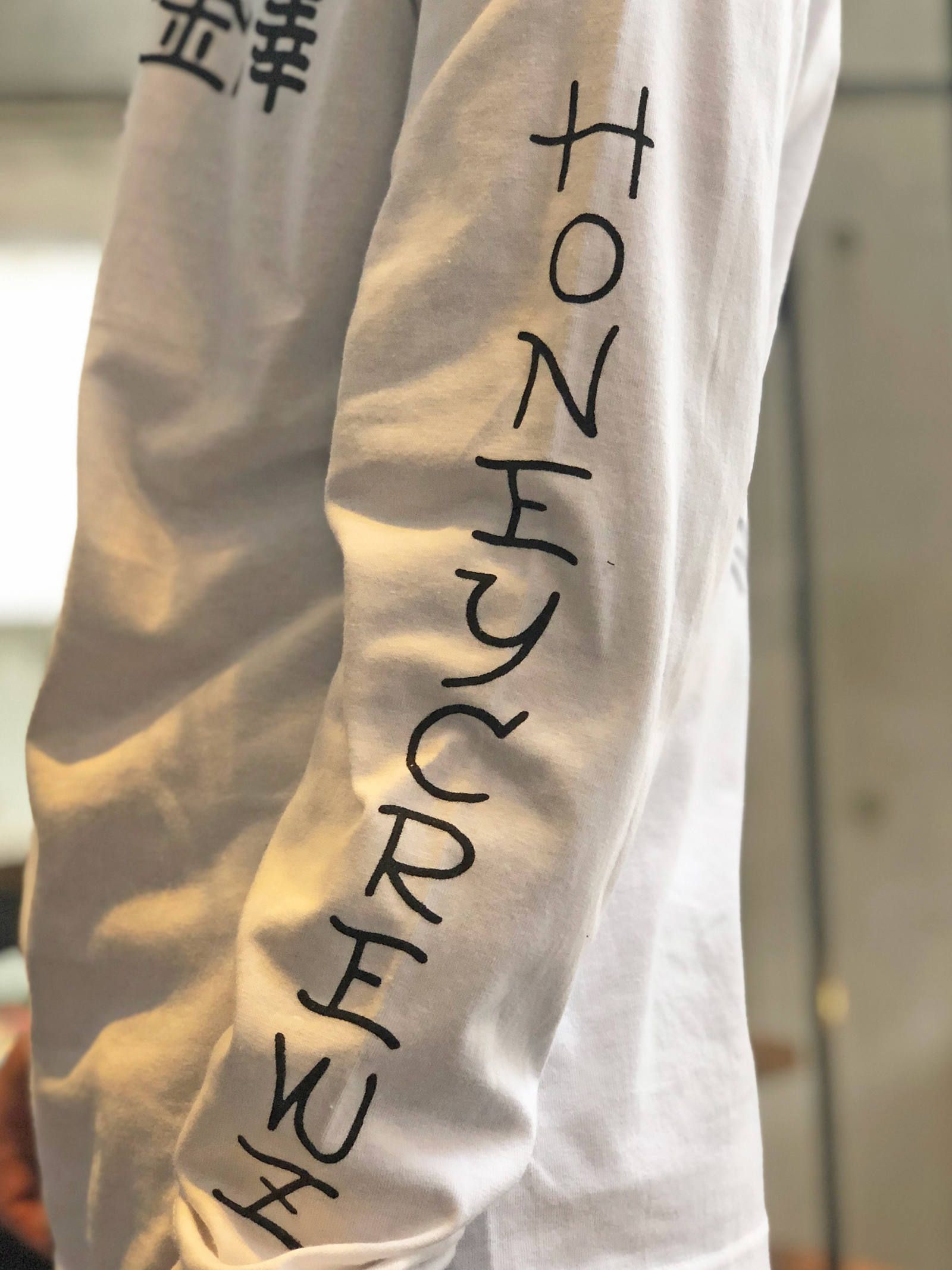 SKANDA ×HONEYCREWZ ロングスリーブTシャツ (ホワイト) / SKANDA ×HONEYCREWZ  L/S TEE (WHITE) モデル 身長170cm、体重56kg 着用 M