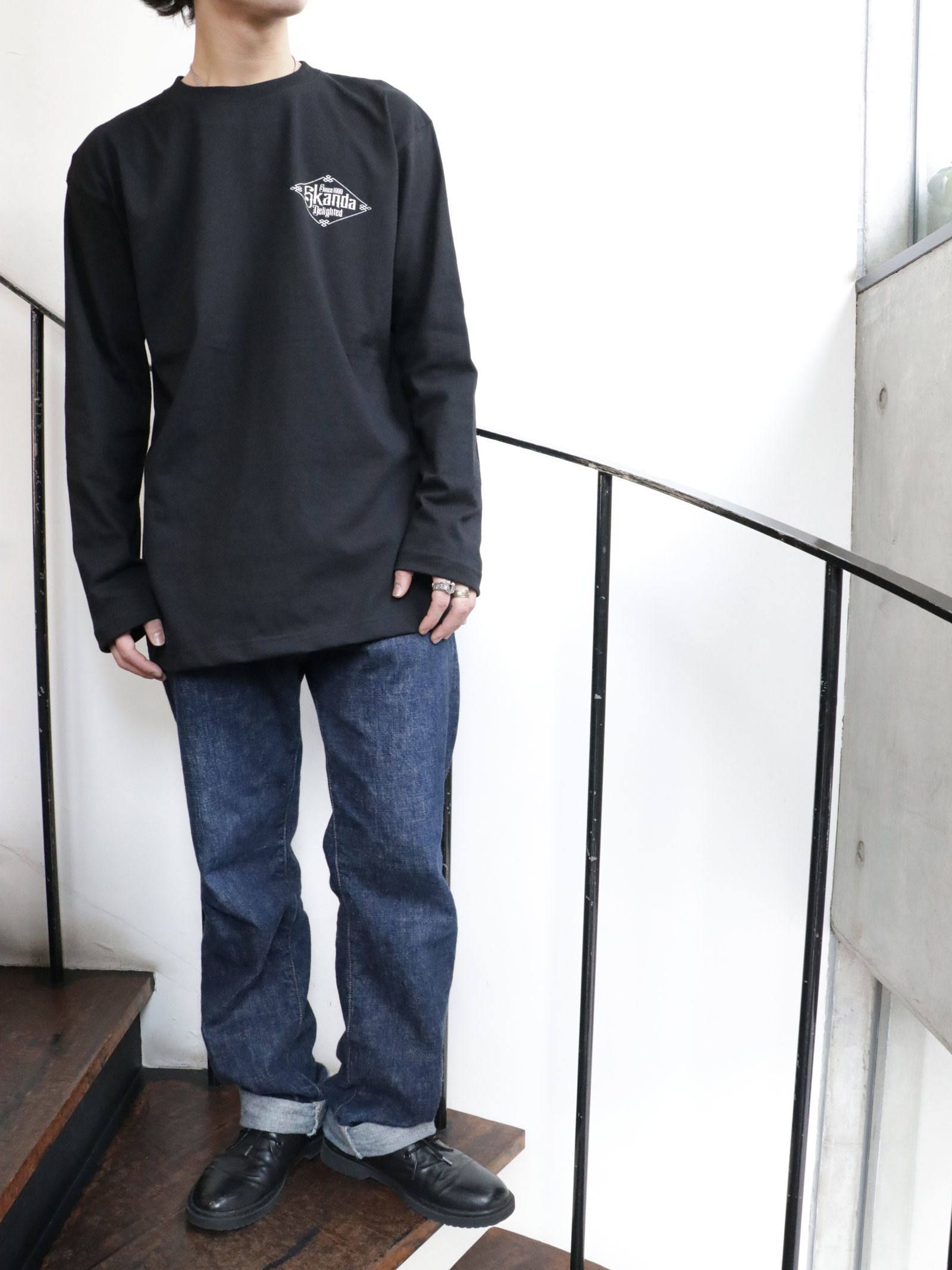 "ONEPERCENT LOCAL ART WORKS"BOXロゴロングスリーブTEE (ブラック) / モデル 身長170cm、体重56kg 着用 XL
