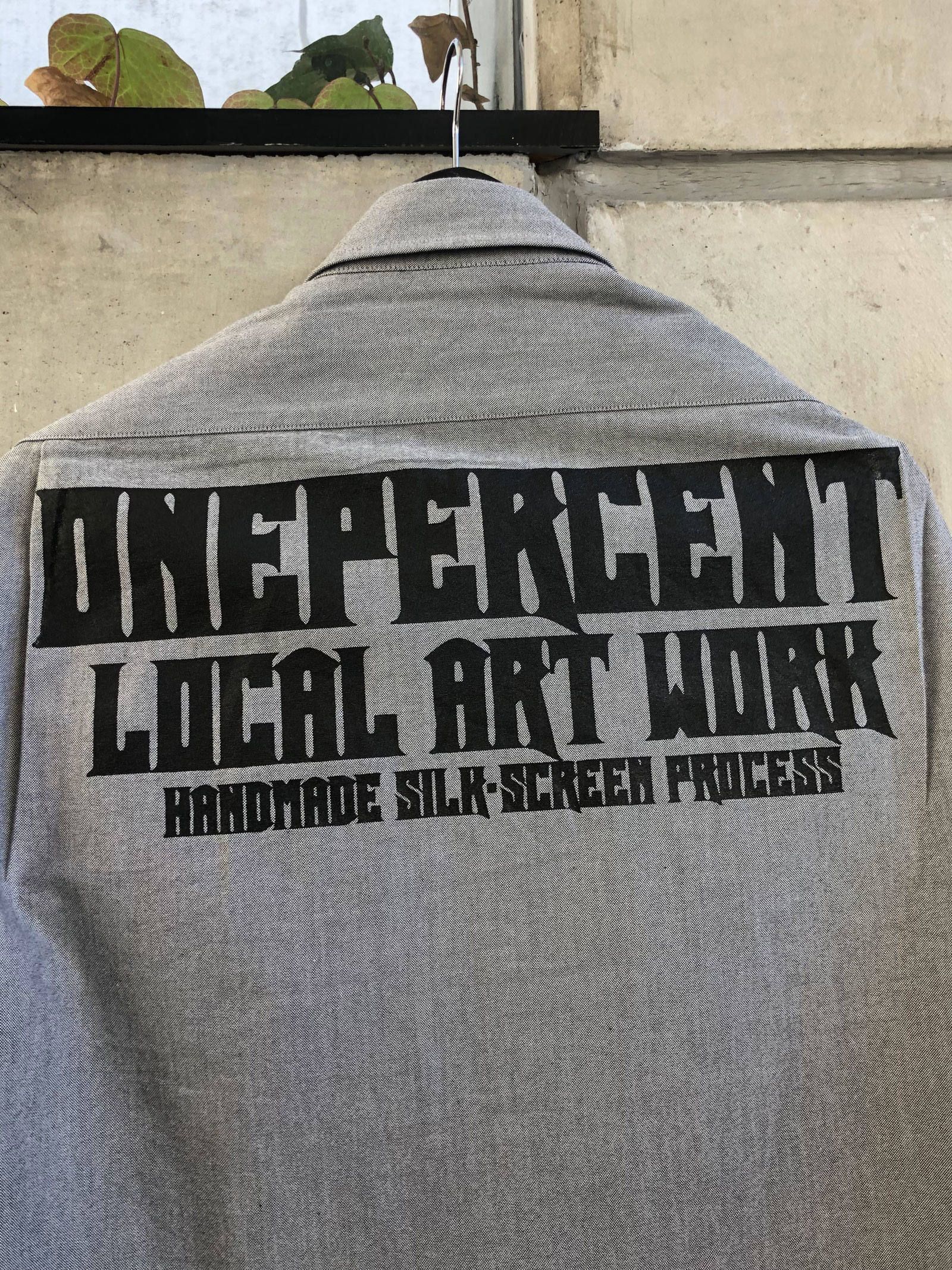 オックスフォードシャツ "ONEPERCENT LOCAL ART WORK" (グレイ) モデル【身長172cm、体重64kg 着用Lサイズ】