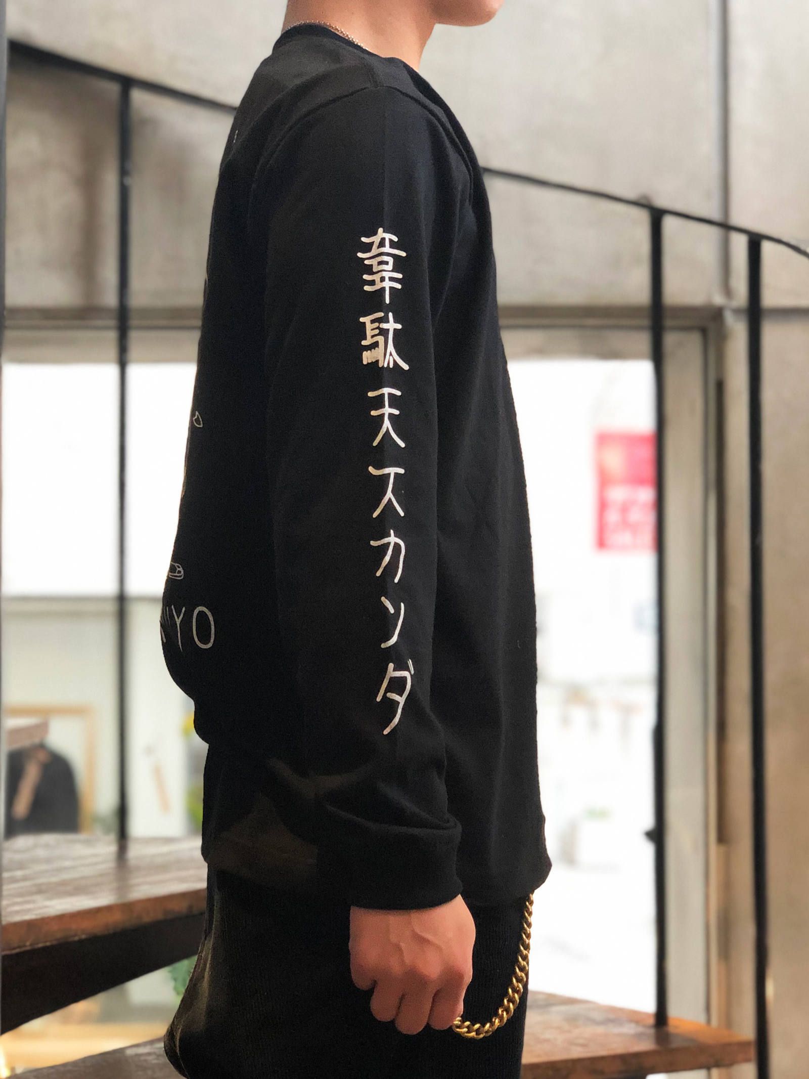 SKANDA ×HONEYCREWZ ロングスリーブTシャツ (ブラック) / SKANDA ×HONEYCREWZ  L/S TEE モデル 身長170cm、体重56kg 着用 M