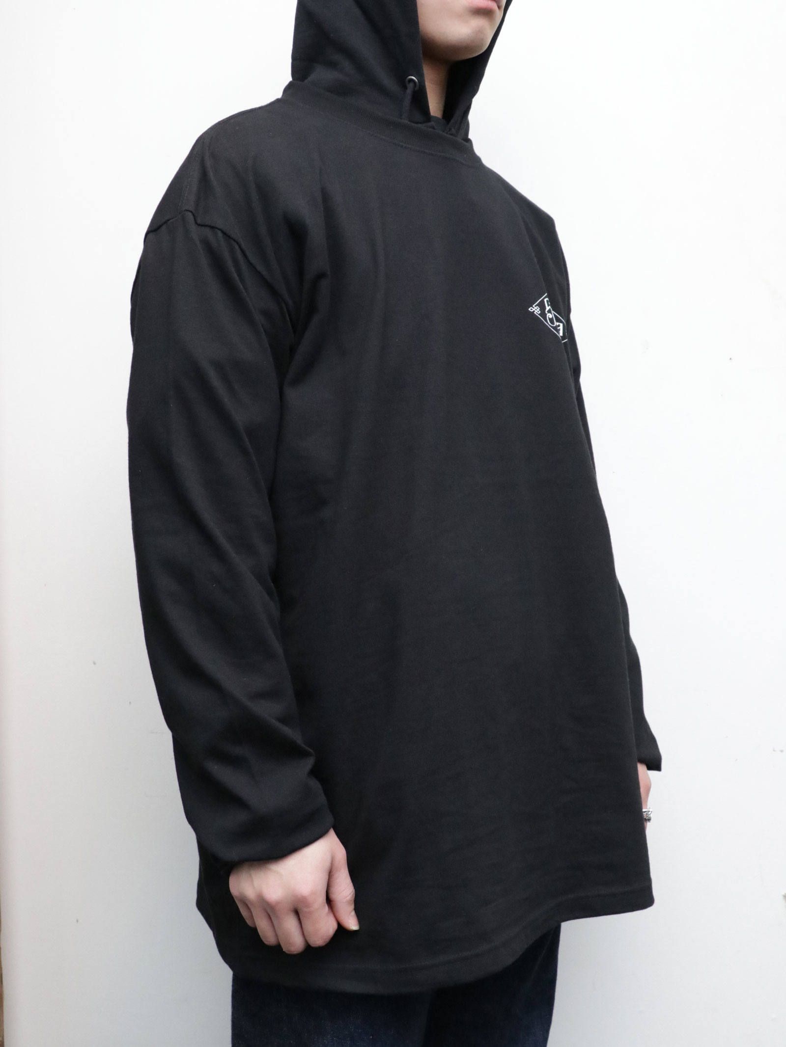 "SAVGE SQUAD"ロングスリーブTEE (ブラック) / モデル 身長170cm、体重56kg 着用 XXL