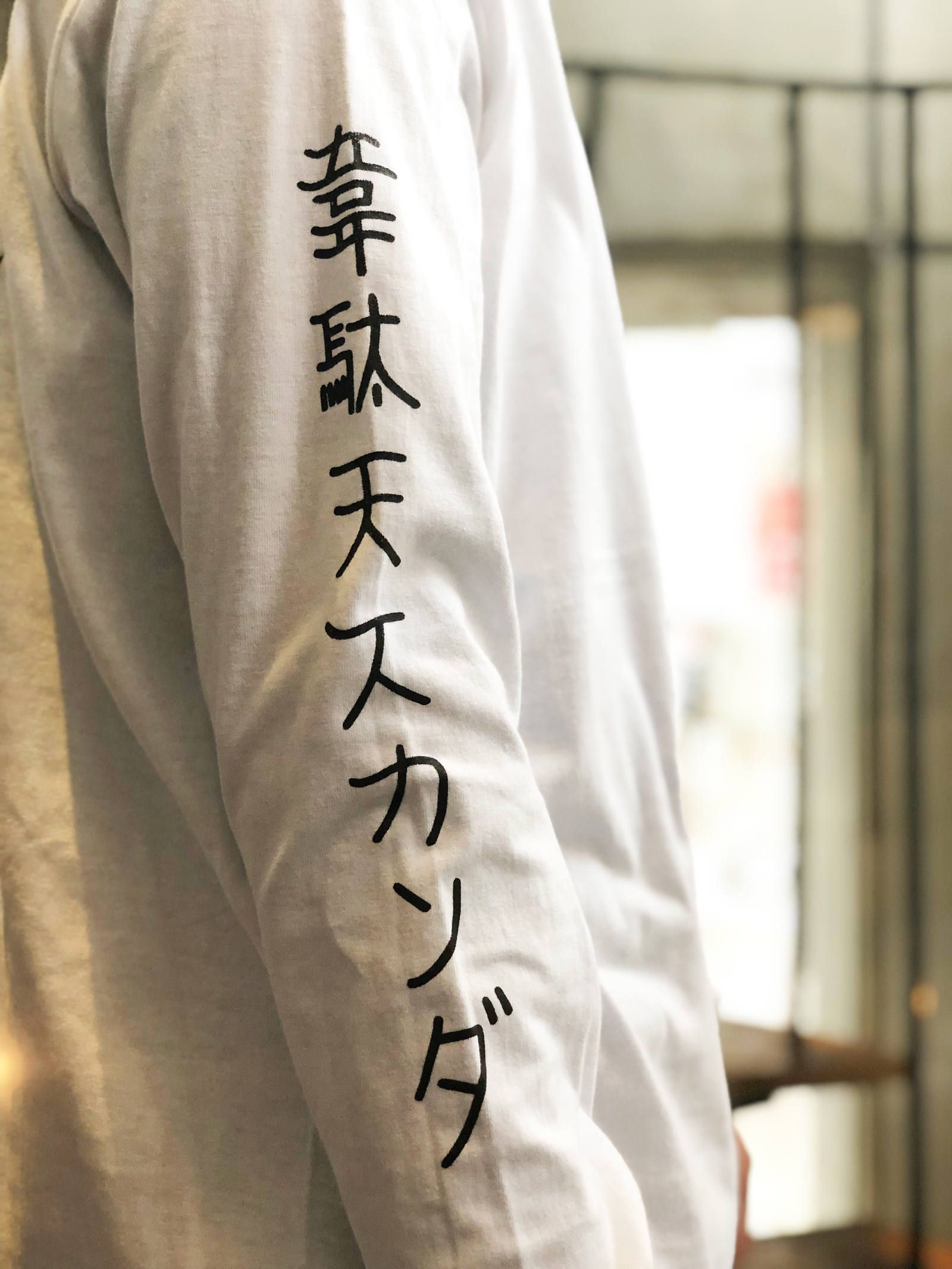 SKANDA ×HONEYCREWZ ロングスリーブTシャツ (ホワイト) / SKANDA ×HONEYCREWZ  L/S TEE (WHITE) モデル 身長170cm、体重56kg 着用 M