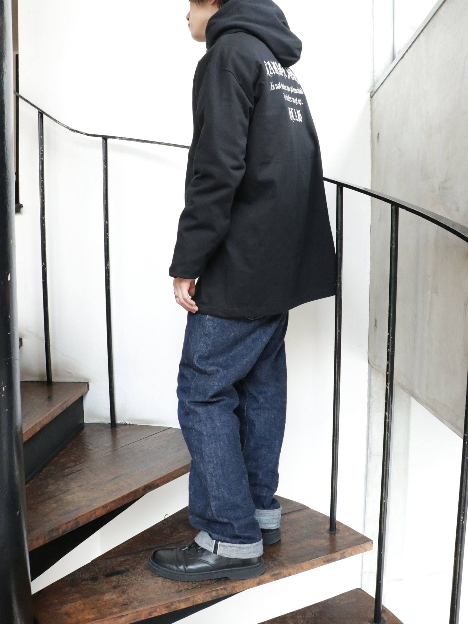 "SAVGE SQUAD"ロングスリーブTEE (ブラック) / モデル 身長170cm、体重56kg 着用 XXL