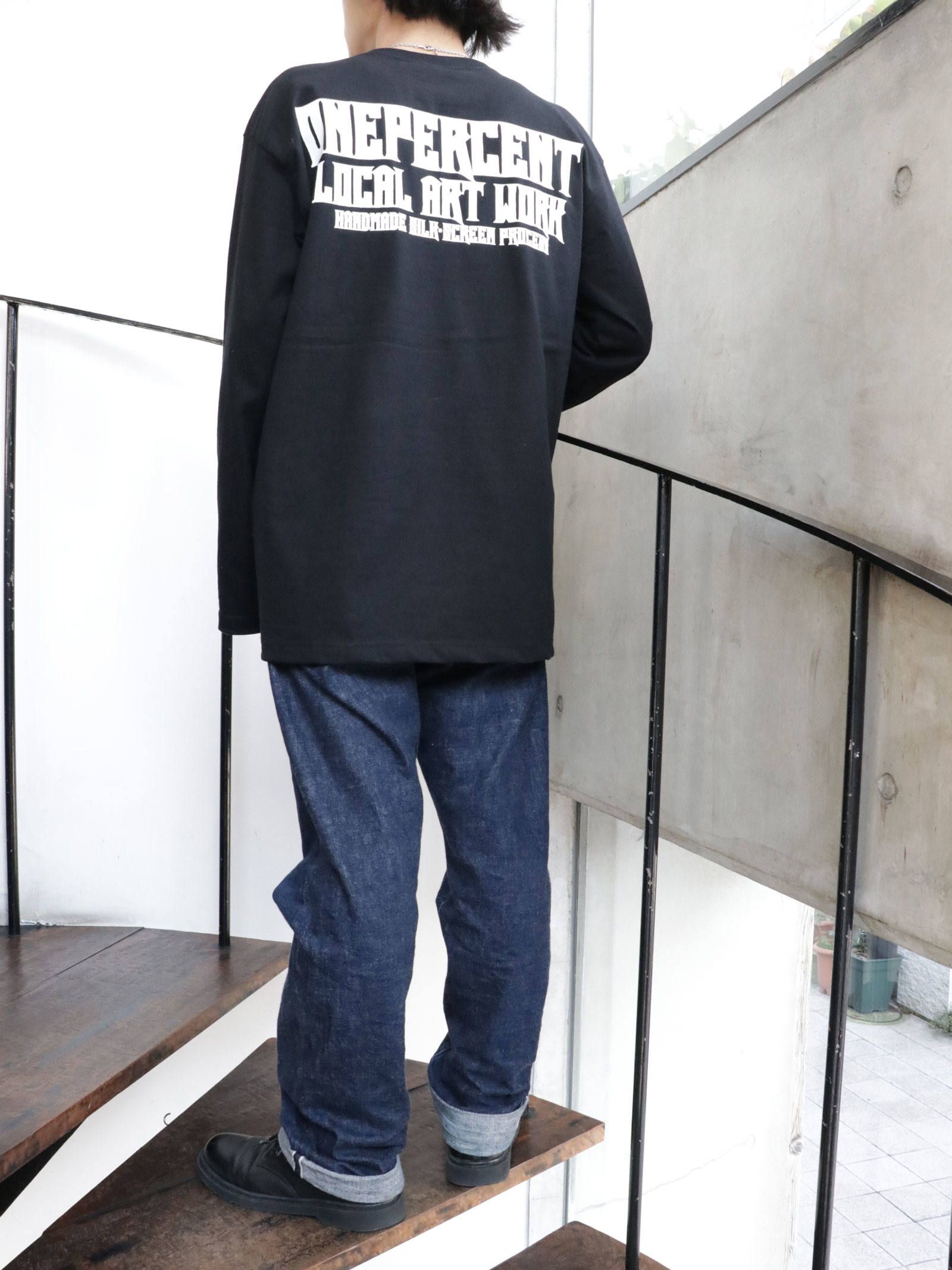 "ONEPERCENT LOCAL ART WORKS"BOXロゴロングスリーブTEE (ブラック) / モデル 身長170cm、体重56kg 着用 XL