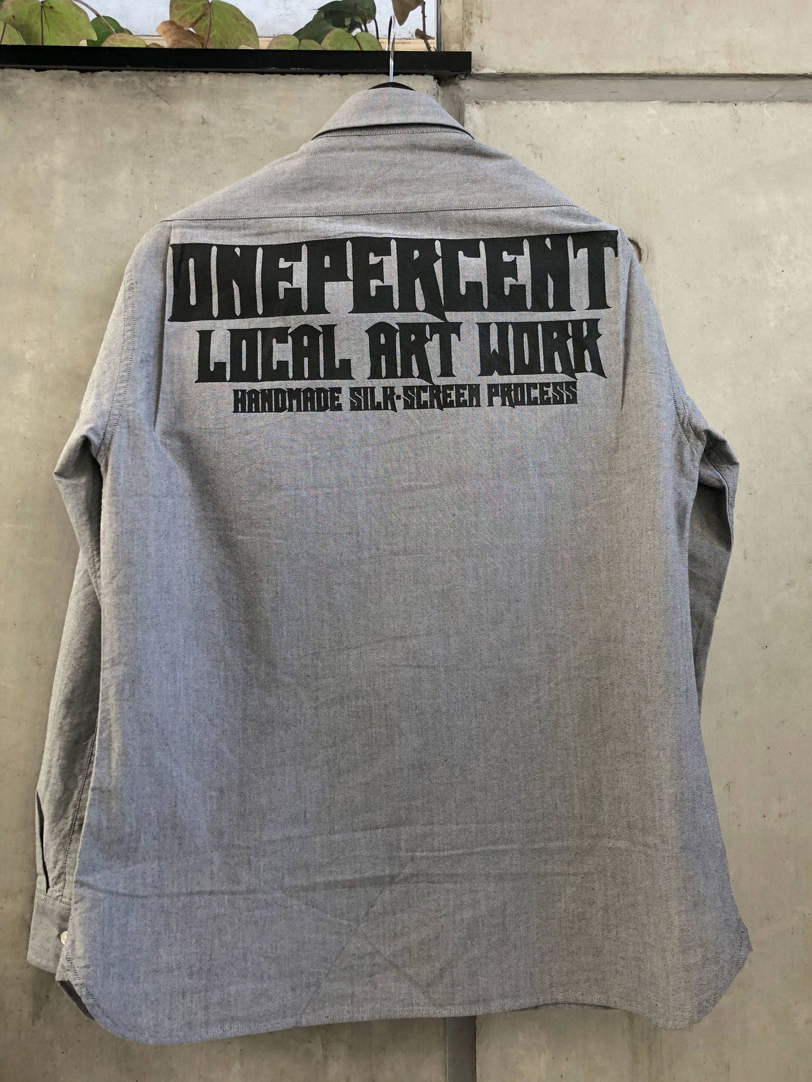オックスフォードシャツ "ONEPERCENT LOCAL ART WORK" (グレイ) モデル【身長172cm、体重64kg 着用Lサイズ】