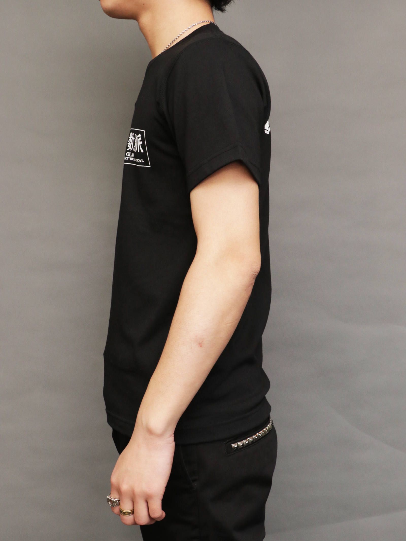 オリジナルTシャツ (少数派)(ブラック) / ORIGINAL TEE (BLACK) モデル 身長170cm、体重56kg 着用 S