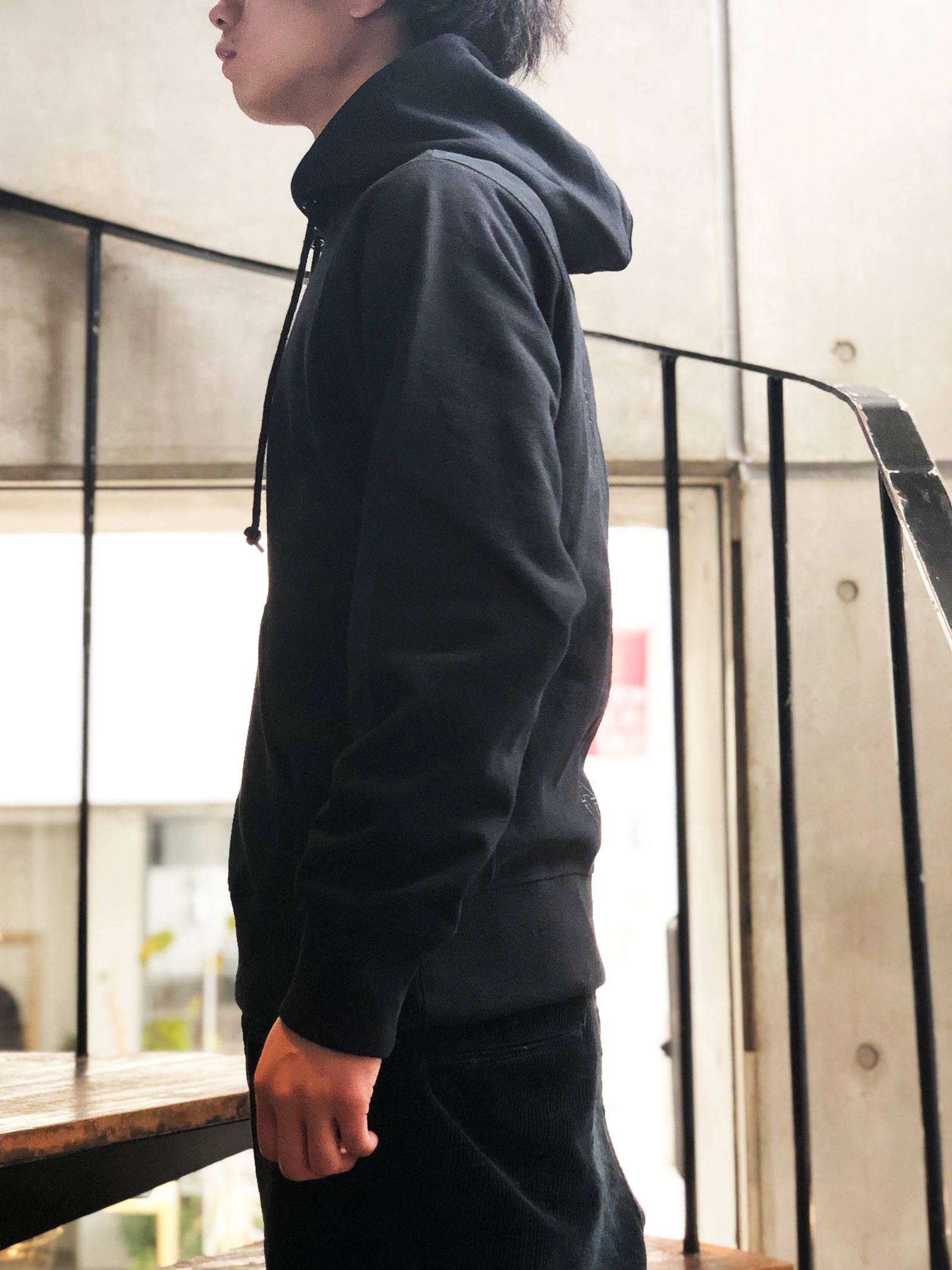 リップルプルオーバー (ブラック) / RIPPLE PULLOVER (BLACK) モデル 身長170cm、体重56kg 着用 M